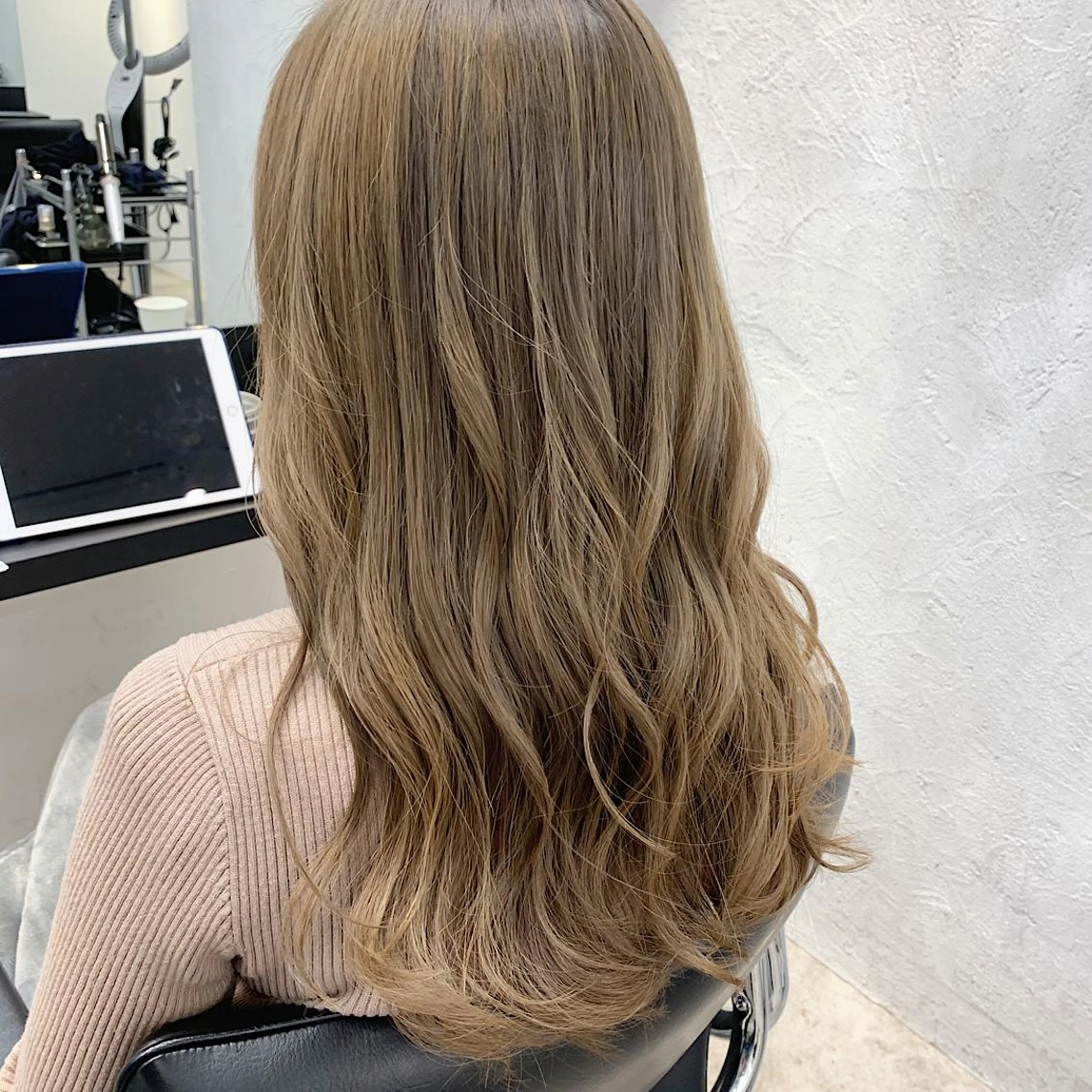 ロング カラー アディクシーカラー アッシュ アッシュグレー バレイヤージュ ベージュカラー 前髪顔周りカット 沼田　拓斗のヘアスタイル