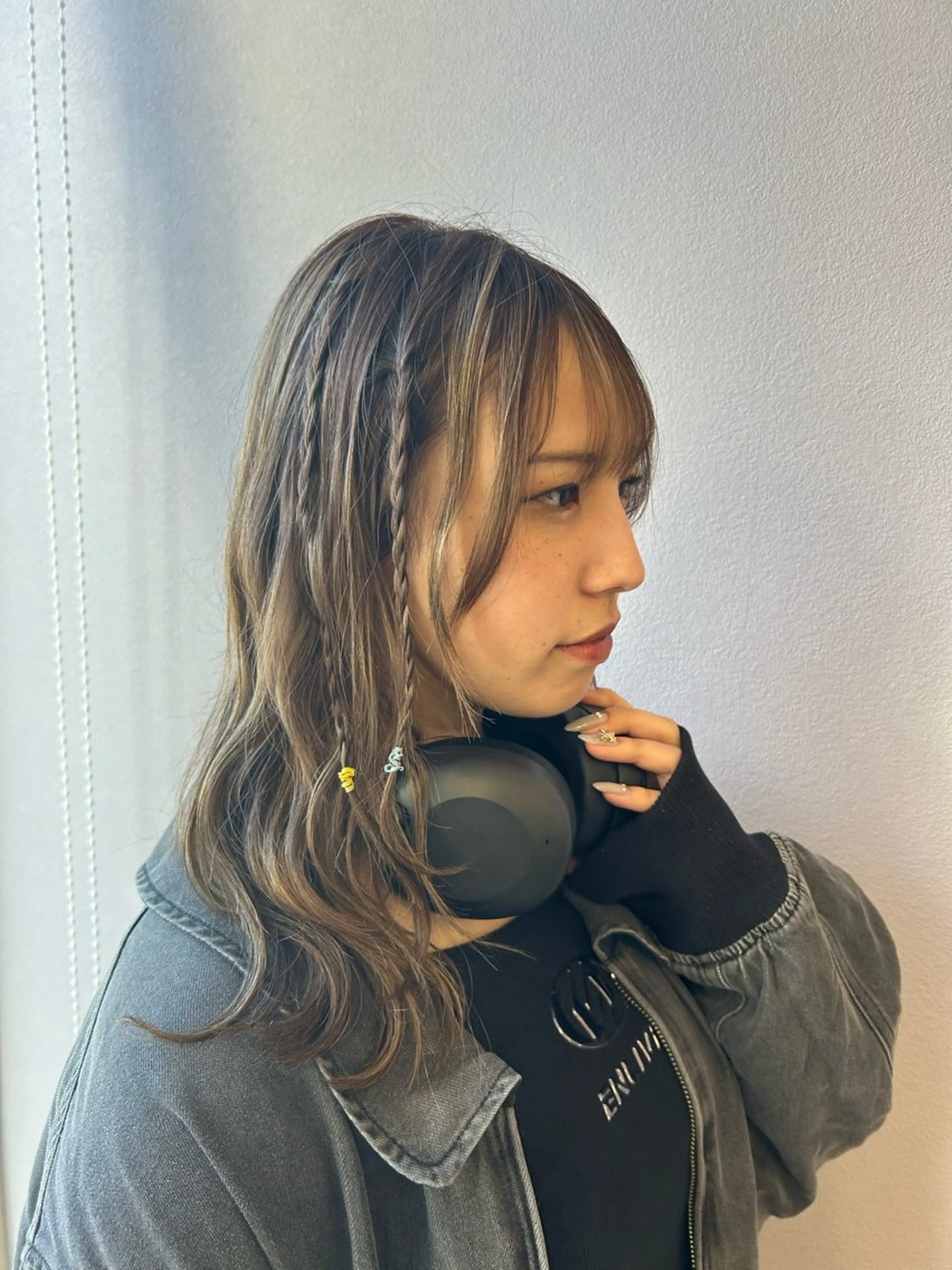 セミロング カラー ヘアアレンジ デザインカラー 根石 結菜のヘアスタイル