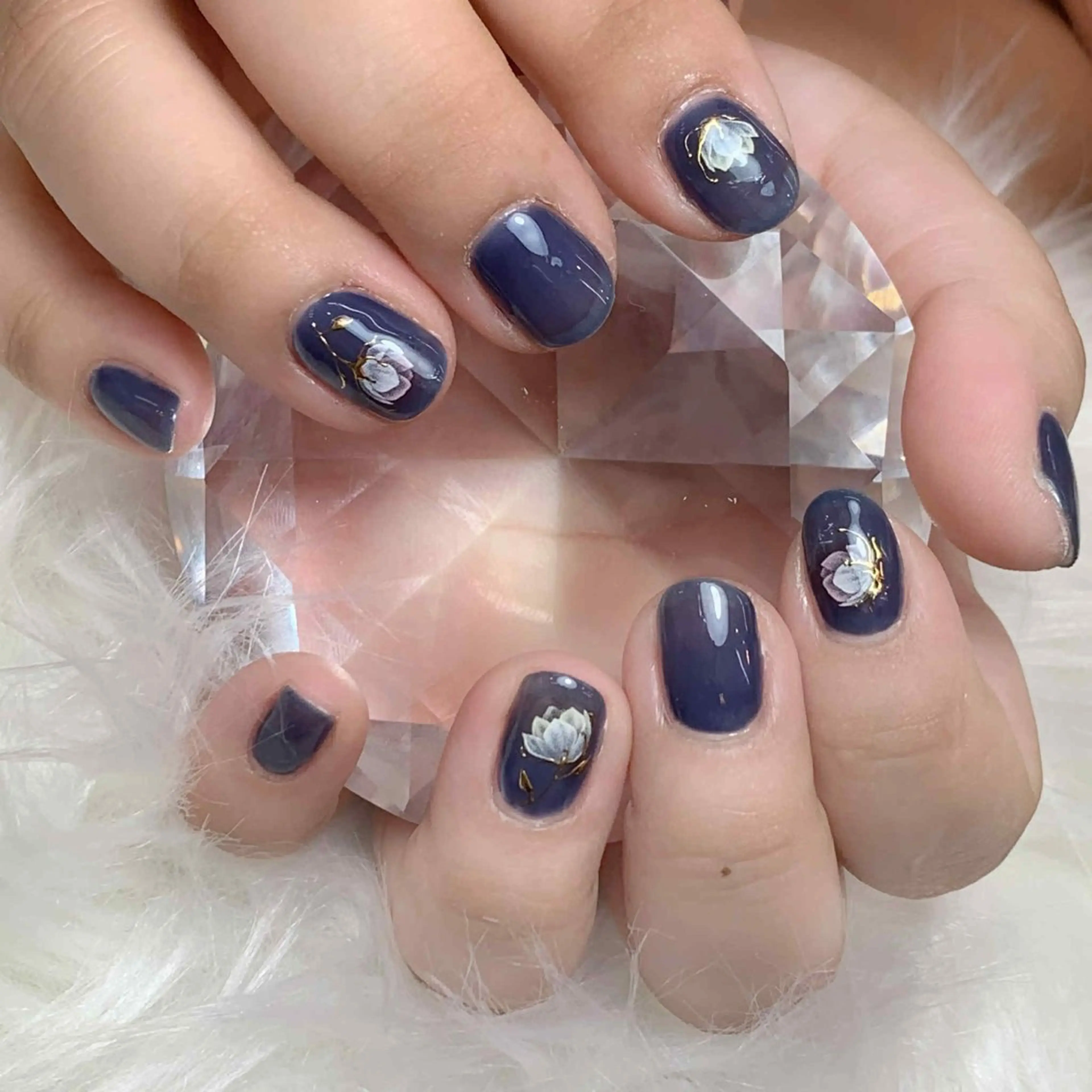 ネイル アートネイル ブルー フラワーネイル ホワイト ハンドネイル ヒユ ビューティーのネイルデザイン