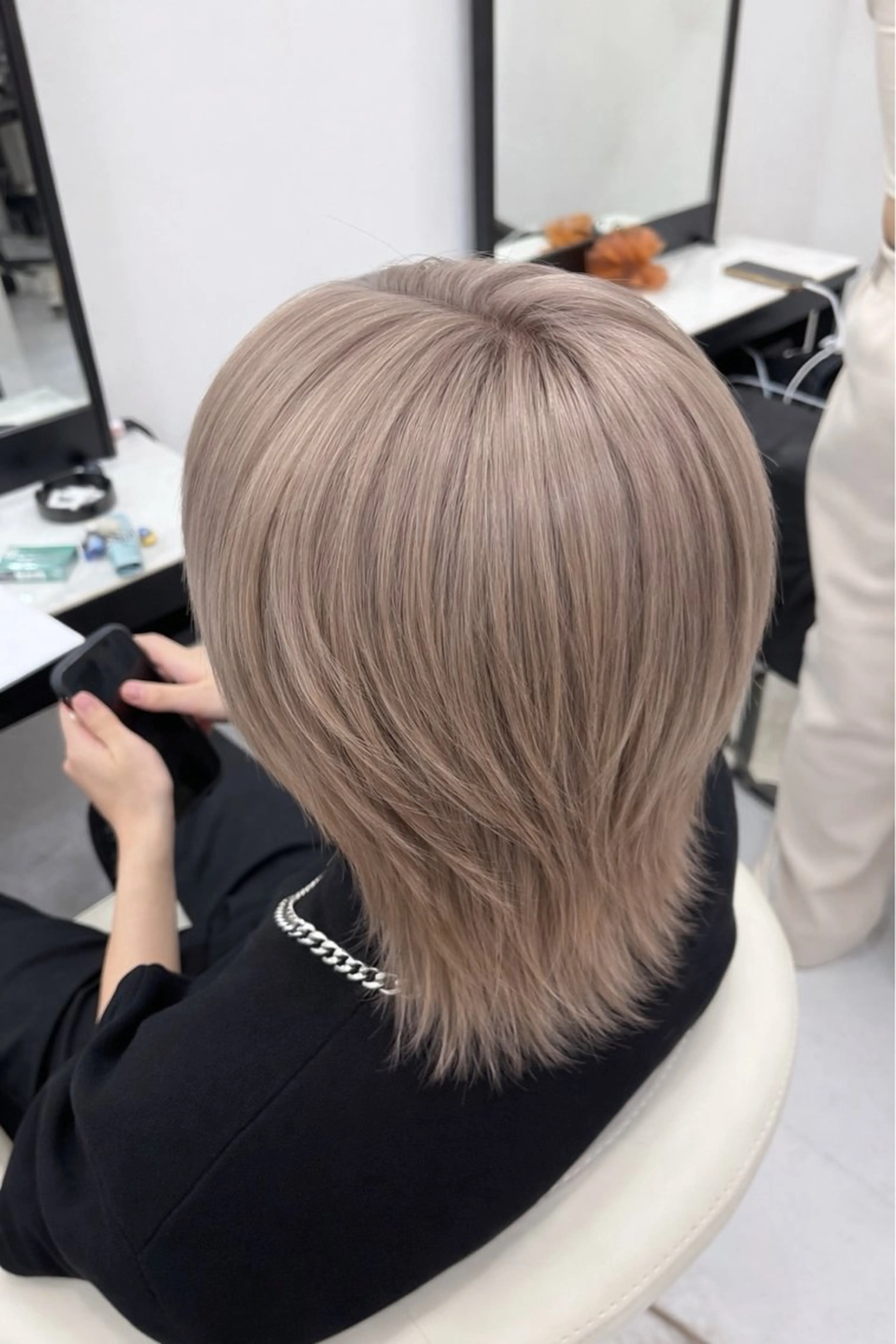 ショート カラー ベージュカラー ブリーチ 透明感カラー ハイトーンカラー ミルクティーベージュ ヘアカラー 新宿/ハイトーン/ シールエクステ 祐介のヘアスタイル