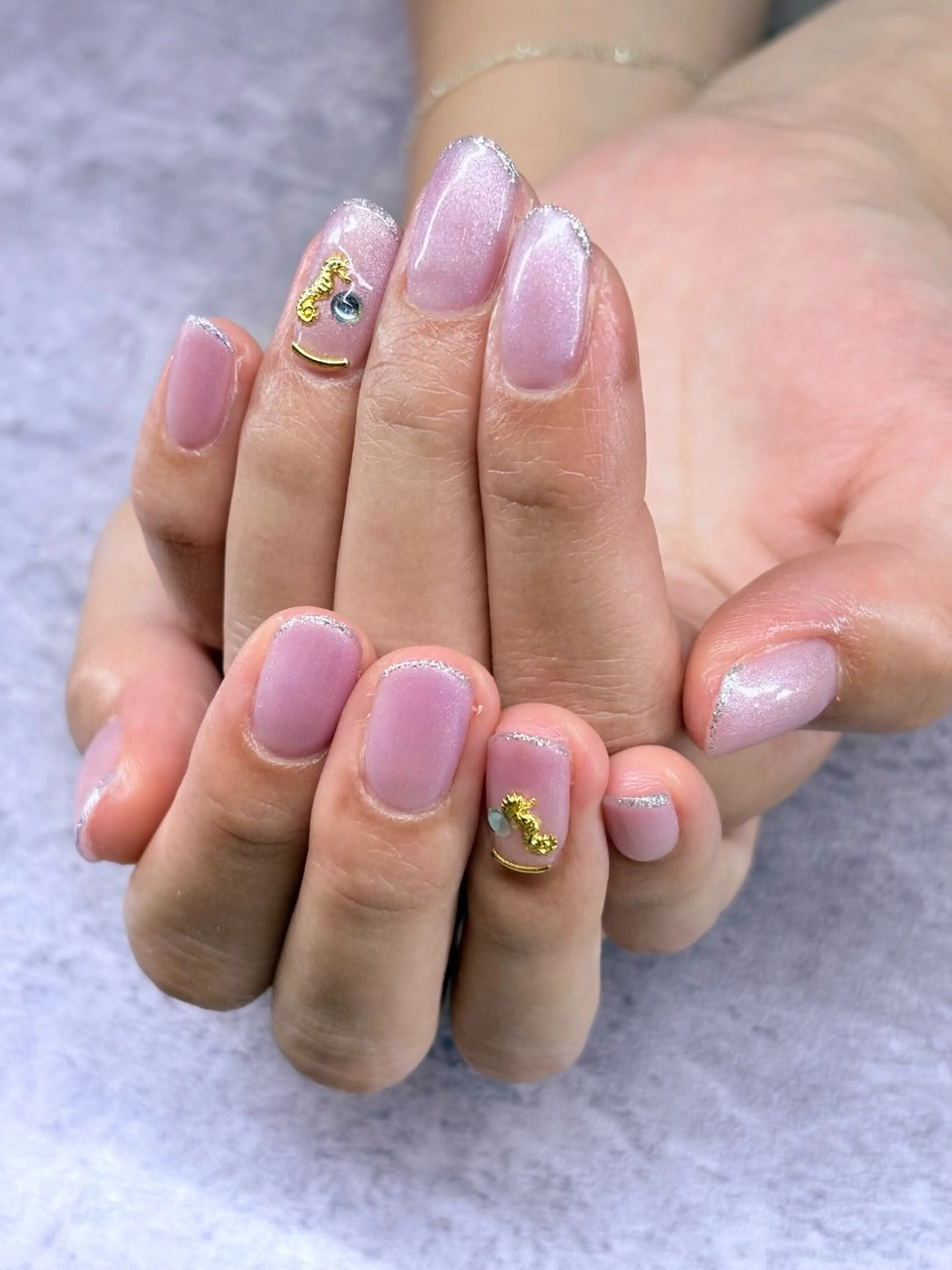 ネイル フレンチネイル ガーリー ミラーネイル ハンドネイル Roger 舞のネイルデザイン