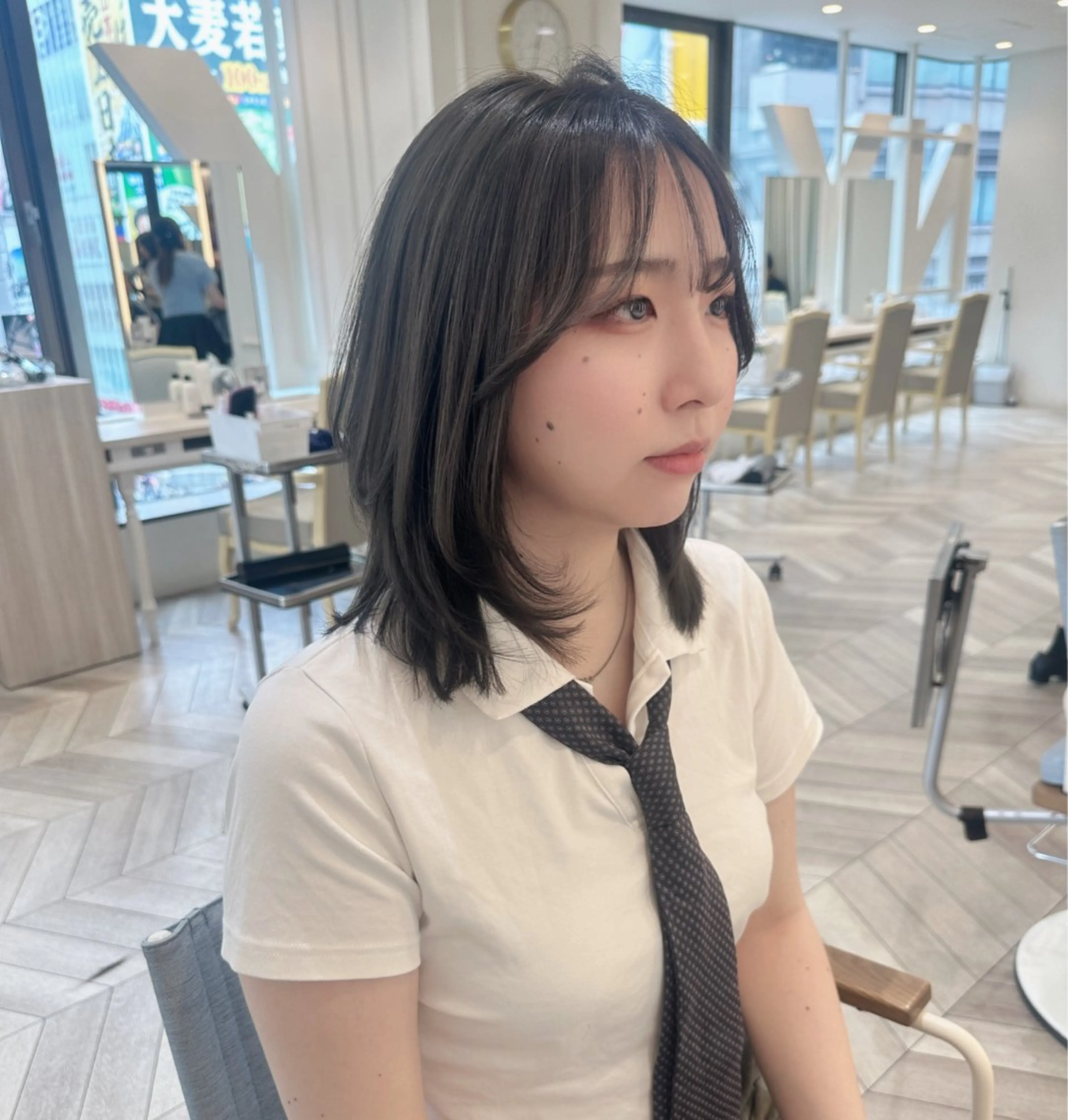 ミディアム カラー ダークグレー レイヤーカット カット ヘアカラー 小顔レイヤー/ ベージュ🤍Rieのヘアスタイル