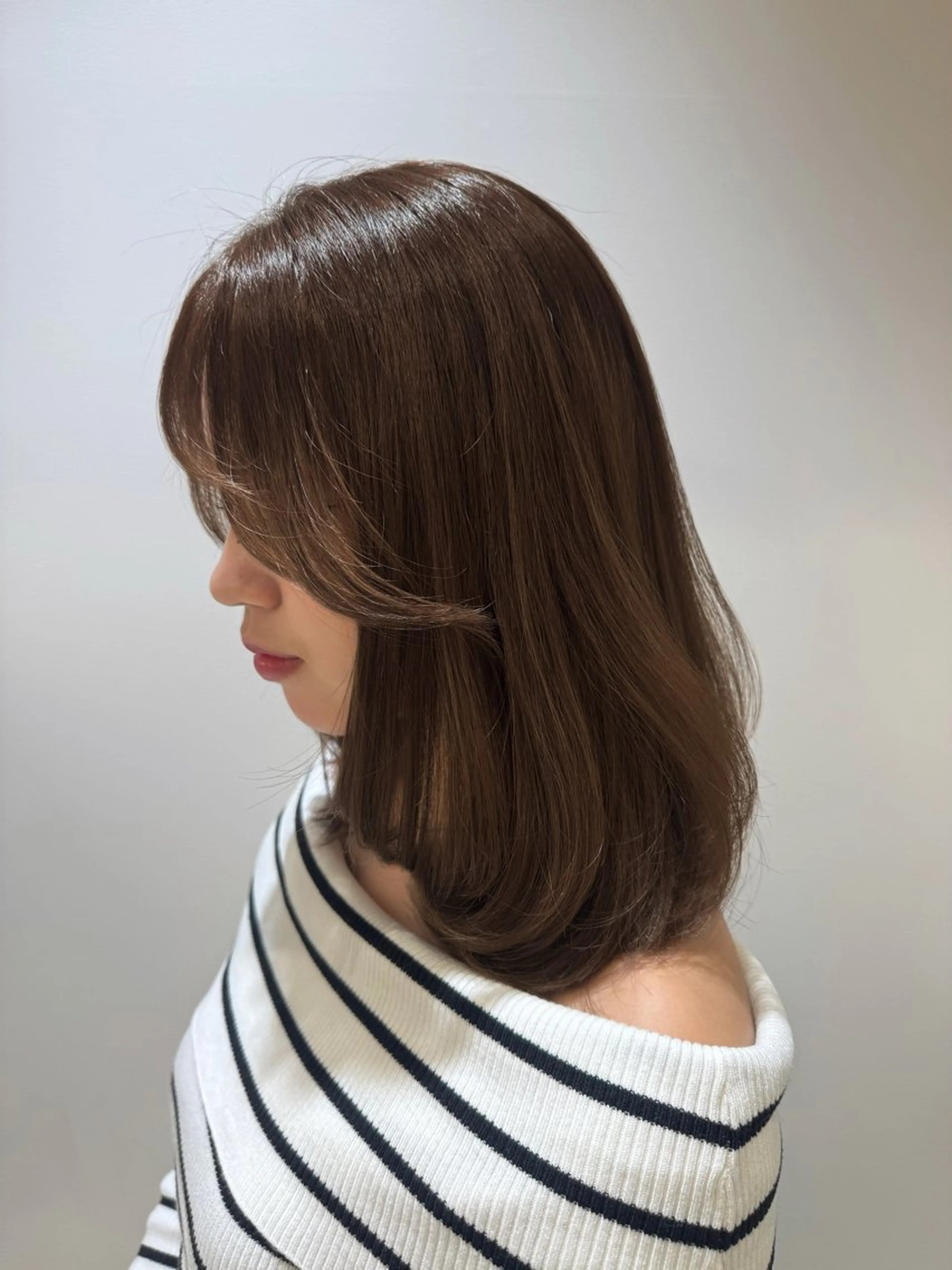 ミディアム カット ヘアカラー トリートメント 小顔レイヤー/明るめ ベージュ/モモ/横浜のヘアスタイル