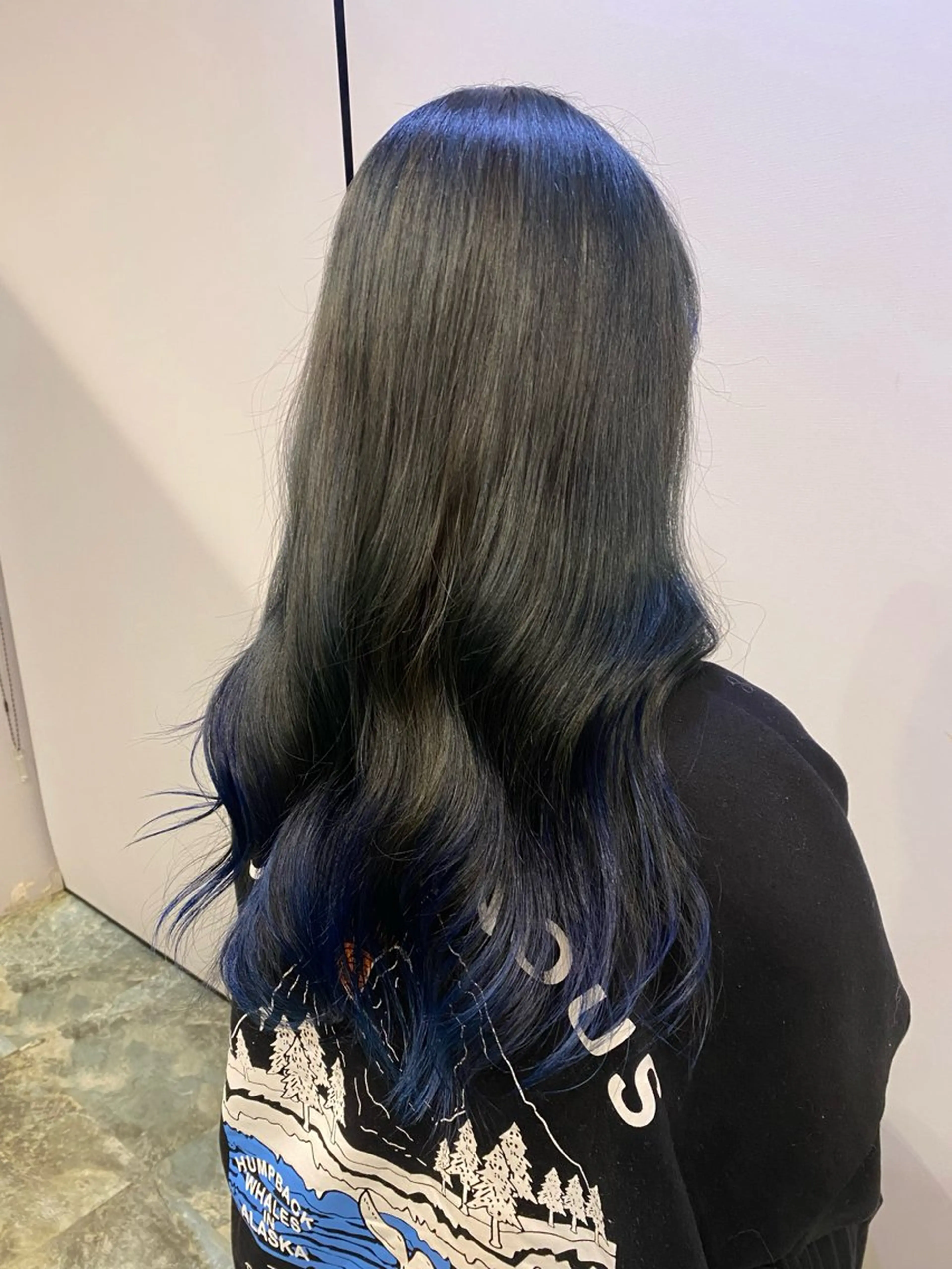 ロング カラー アッシュ 黒髪 ブリーチ ブルーカラー グラデーションカラー 手塚 こと望のヘアスタイル