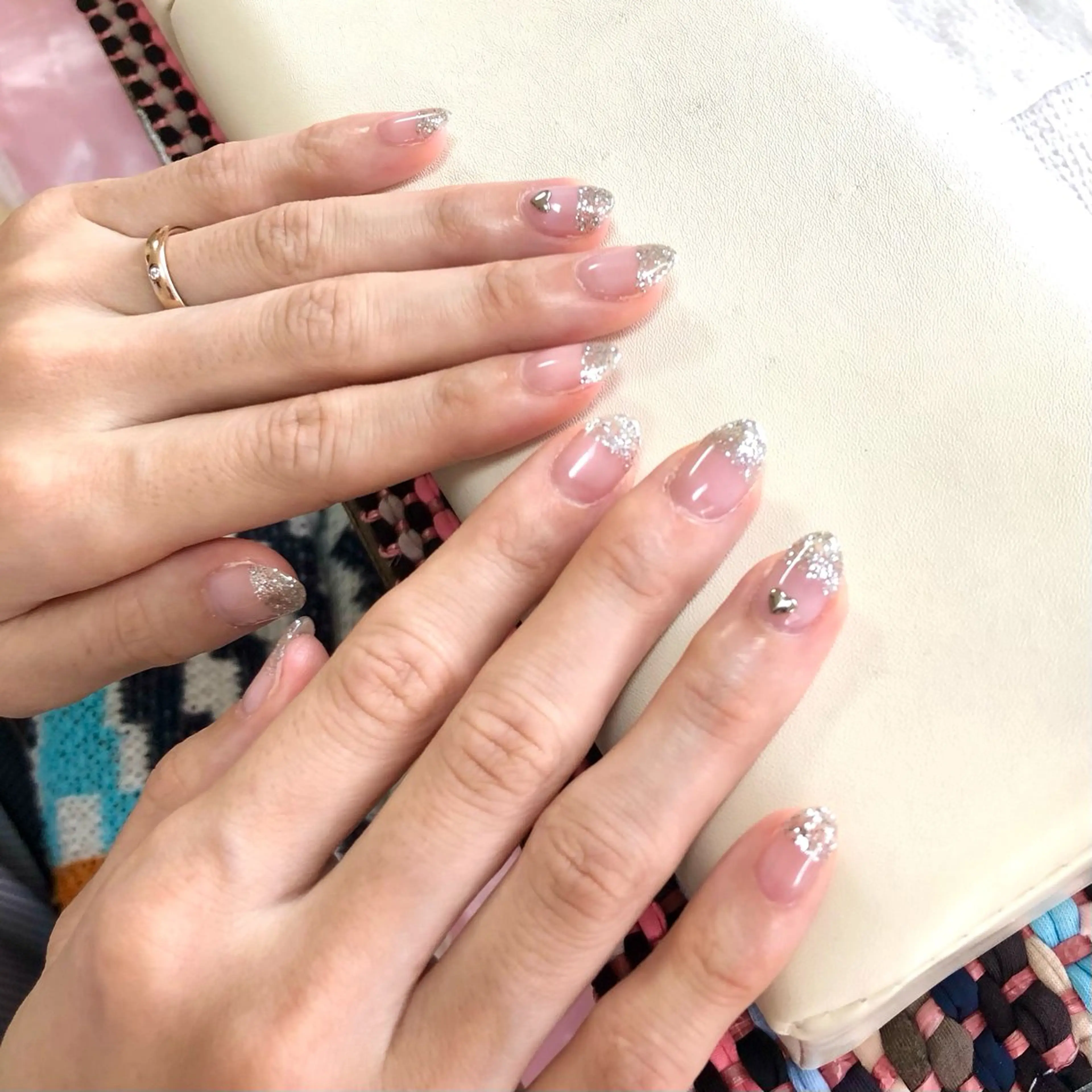 ネイル キラキラネイル シルバー シンプルネイル ハンドネイル salon *meehoのネイルデザイン