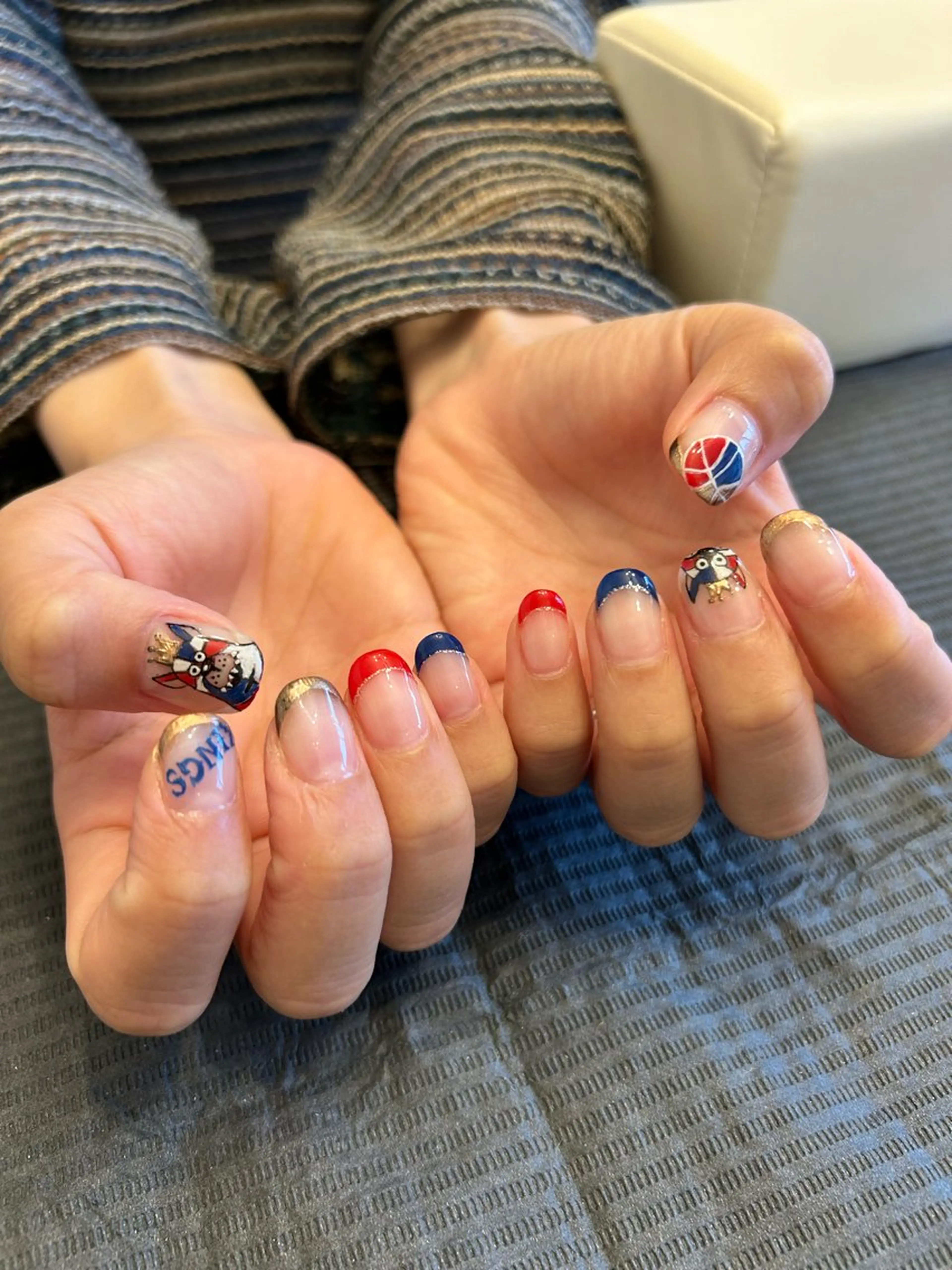 ネイル アートネイル フレンチネイル ゴールド ネイビー 赤色 ハンドネイル ハンドケア 爪の絵描き屋 ミテネイルのネイルデザイン