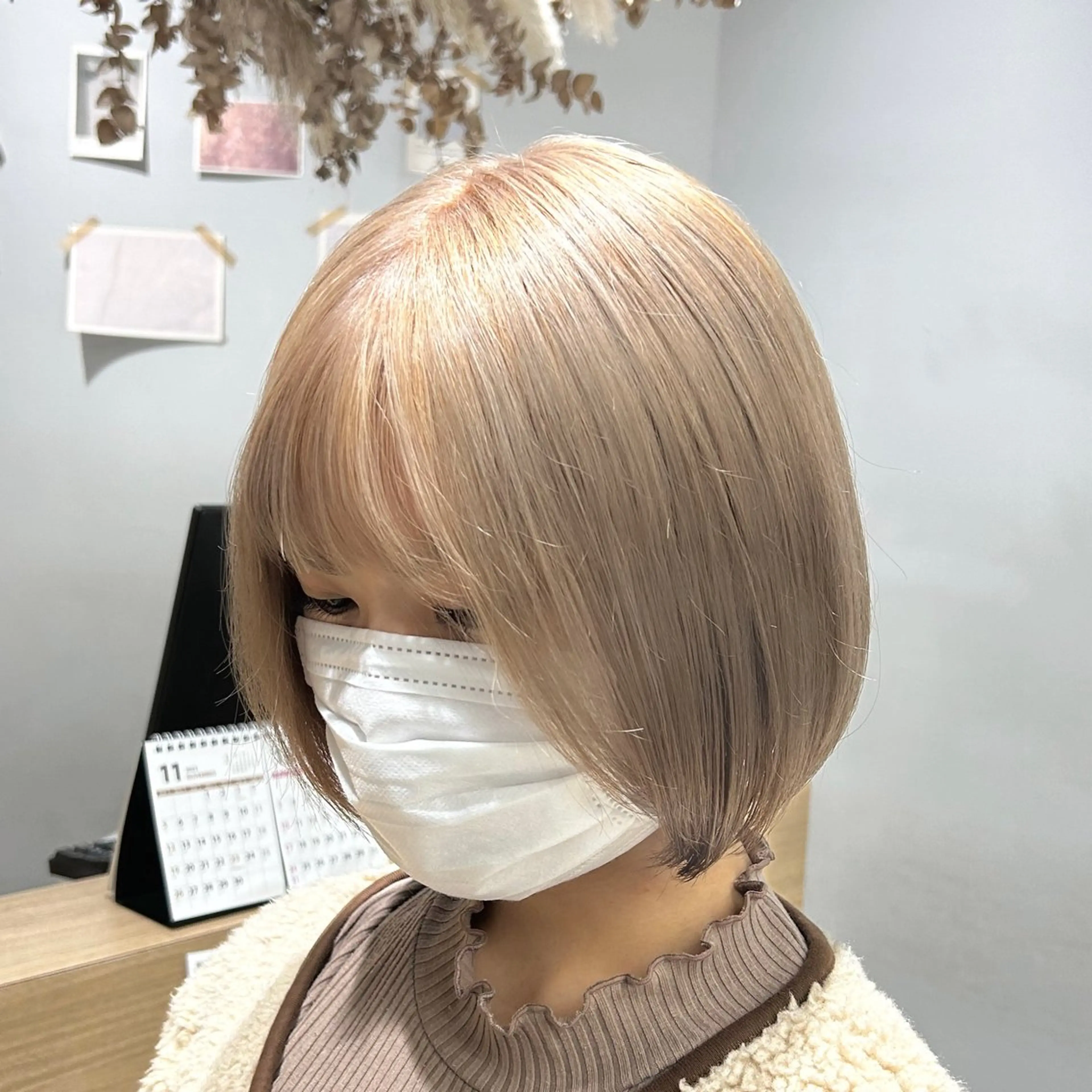 ショート カラー ベージュカラー ブリーチ シルバー シルバーベージュ 韓国ヘア×レイヤー カット/上田丈也のヘアスタイル