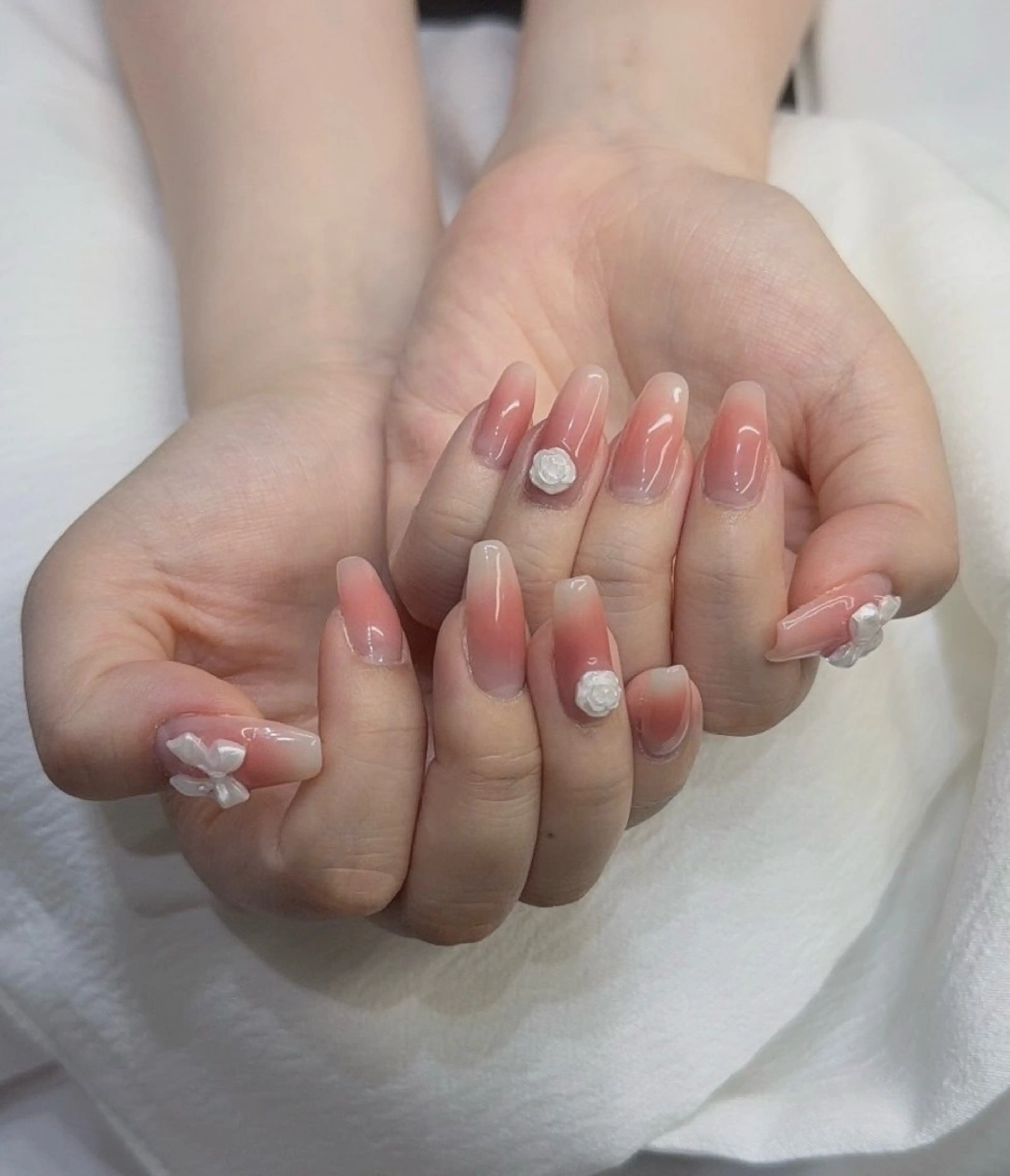 ネイル フラワーネイル グラデーション ピンク ブライダルネイル NailSalon✨ Écrinエクランのネイルデザイン