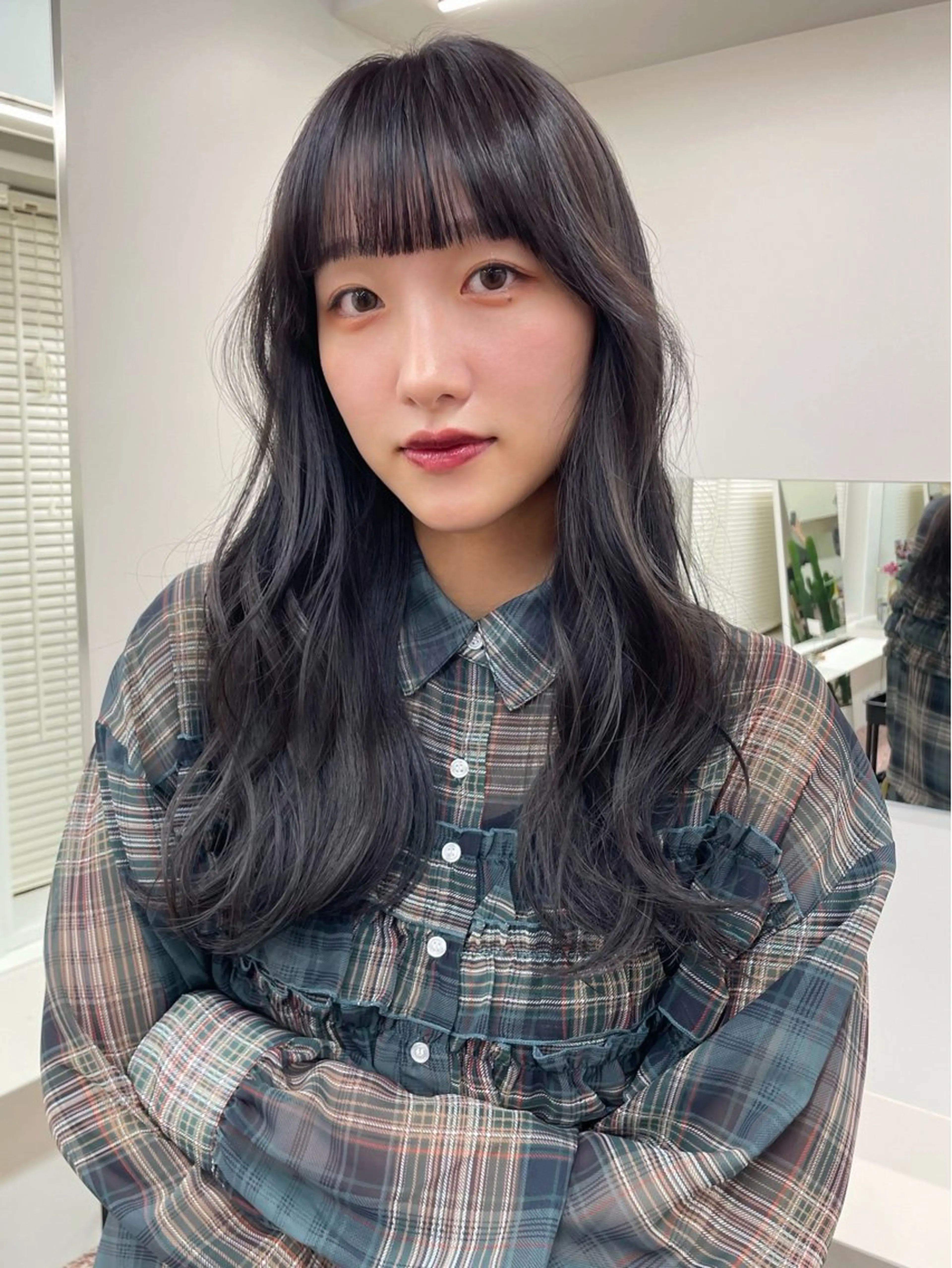 ロング カラー 黒髪 ブルーカラー ブルーブラック カット ヘアカラー トリートメント kunimi harukaのヘアスタイル