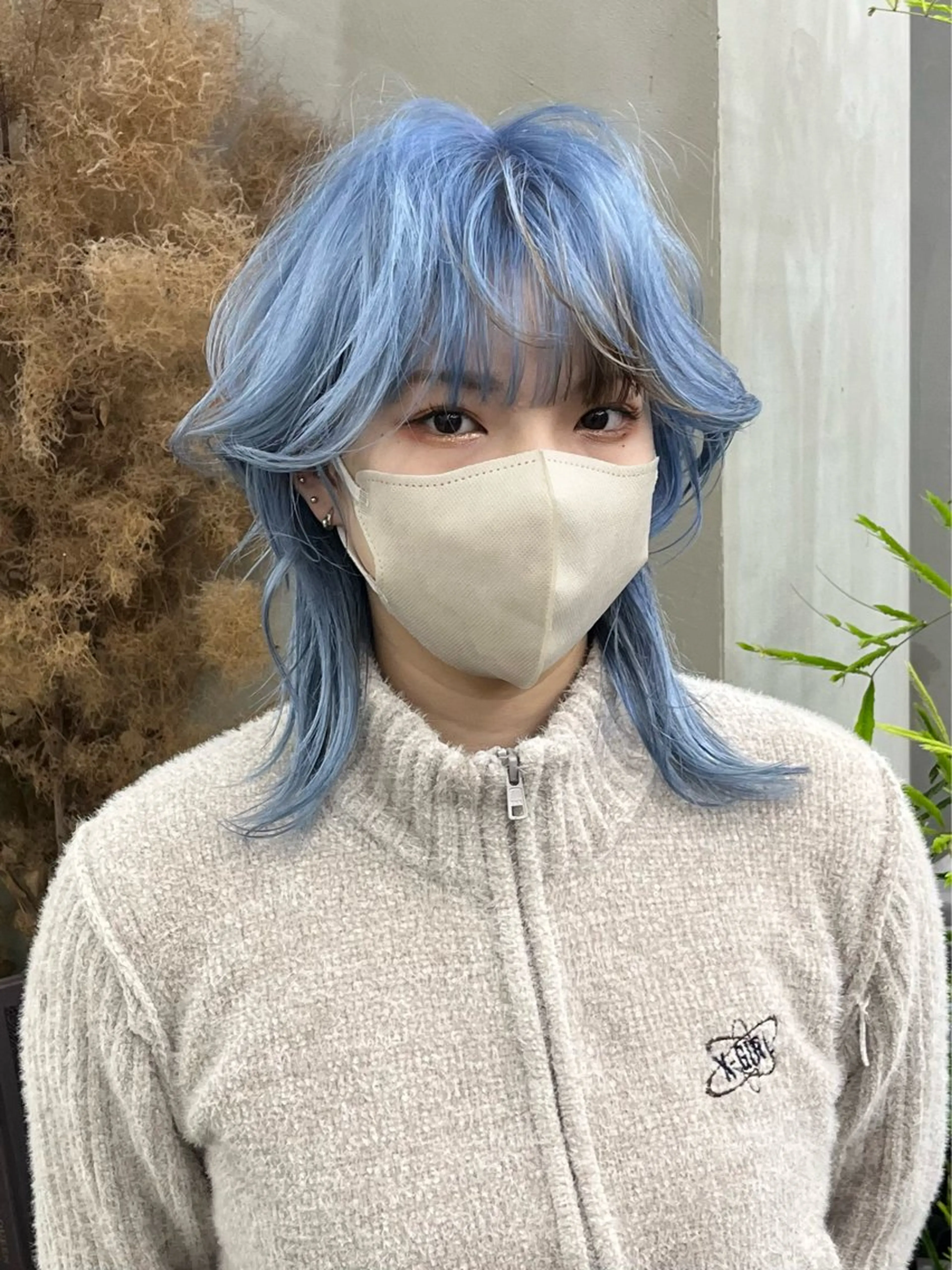 ミディアム カラー ブルーカラー デザインカラー くびれヘア ウルフカット イツク ⚡️ ルーツ/ハイトーンのヘアスタイル