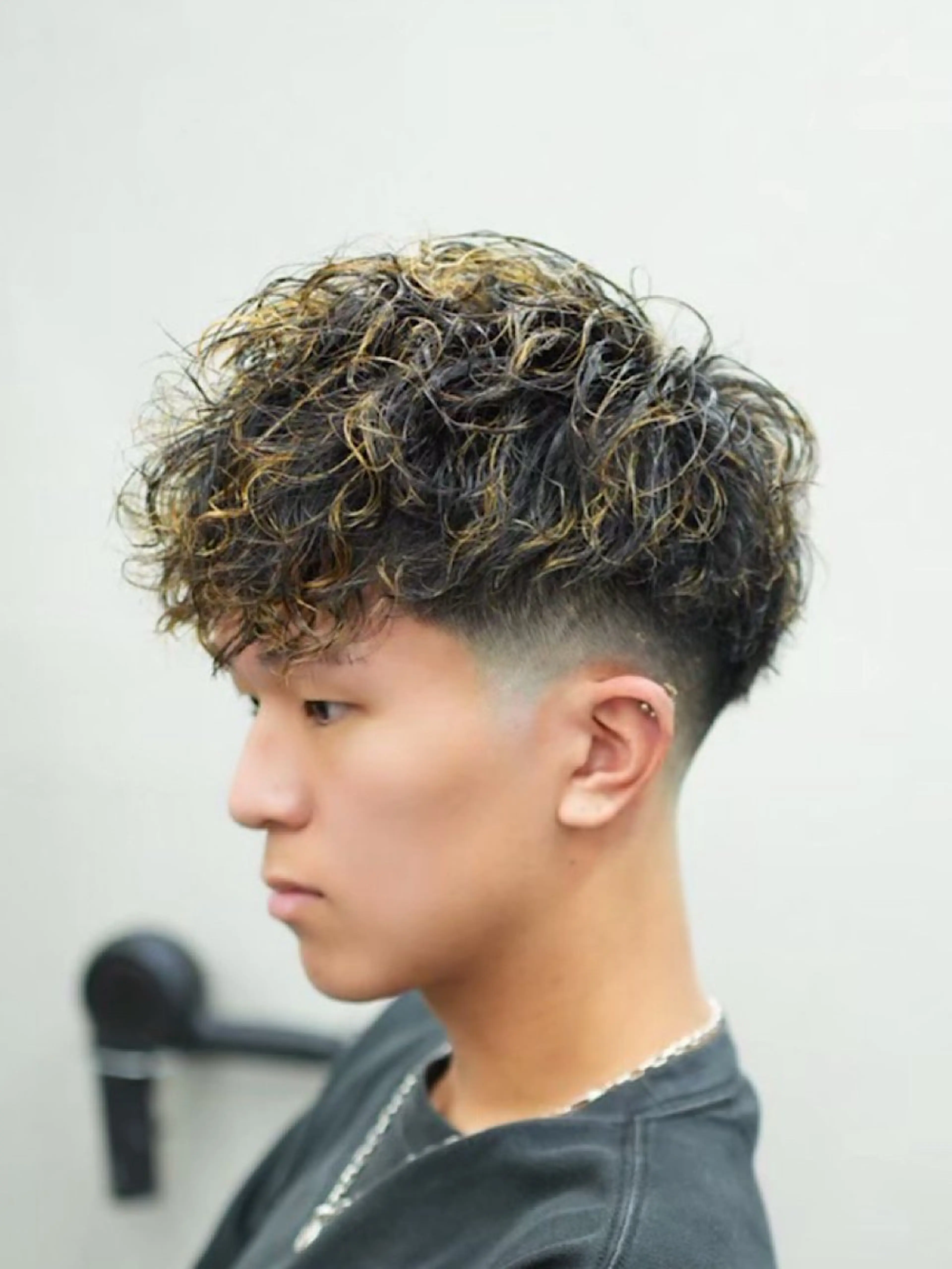 ショート パーマ メンズ フェードカット メンズハイライト メンズメッシュ メンズパーマ スペインカール カット パーマ ヘアセット SLASHメンズ専門 大西郁也のヘアスタイル