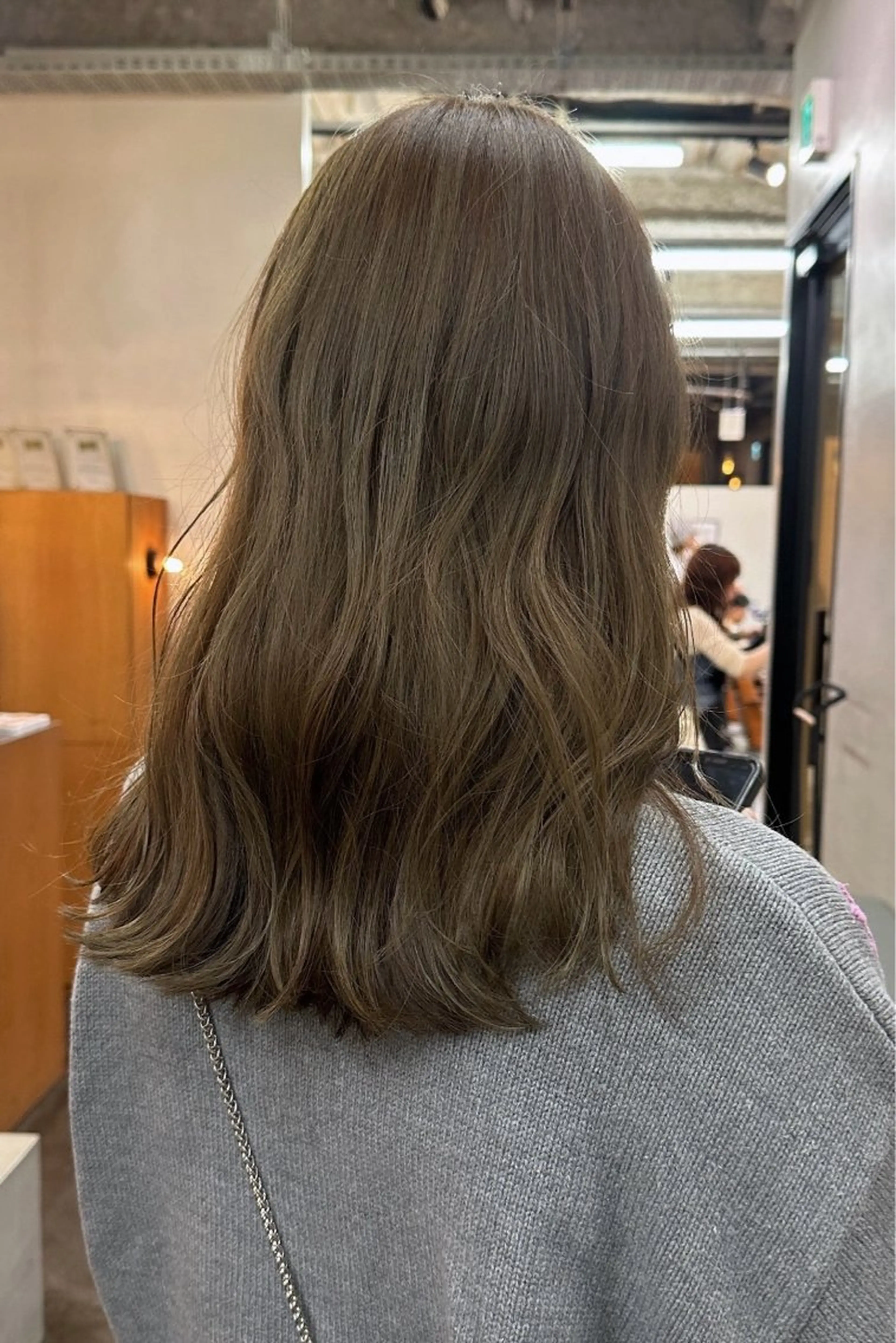 セミロング カラー ベージュカラー 透明感カラー オリーブベージュ ヘアカラー 金子 詞音のヘアスタイル