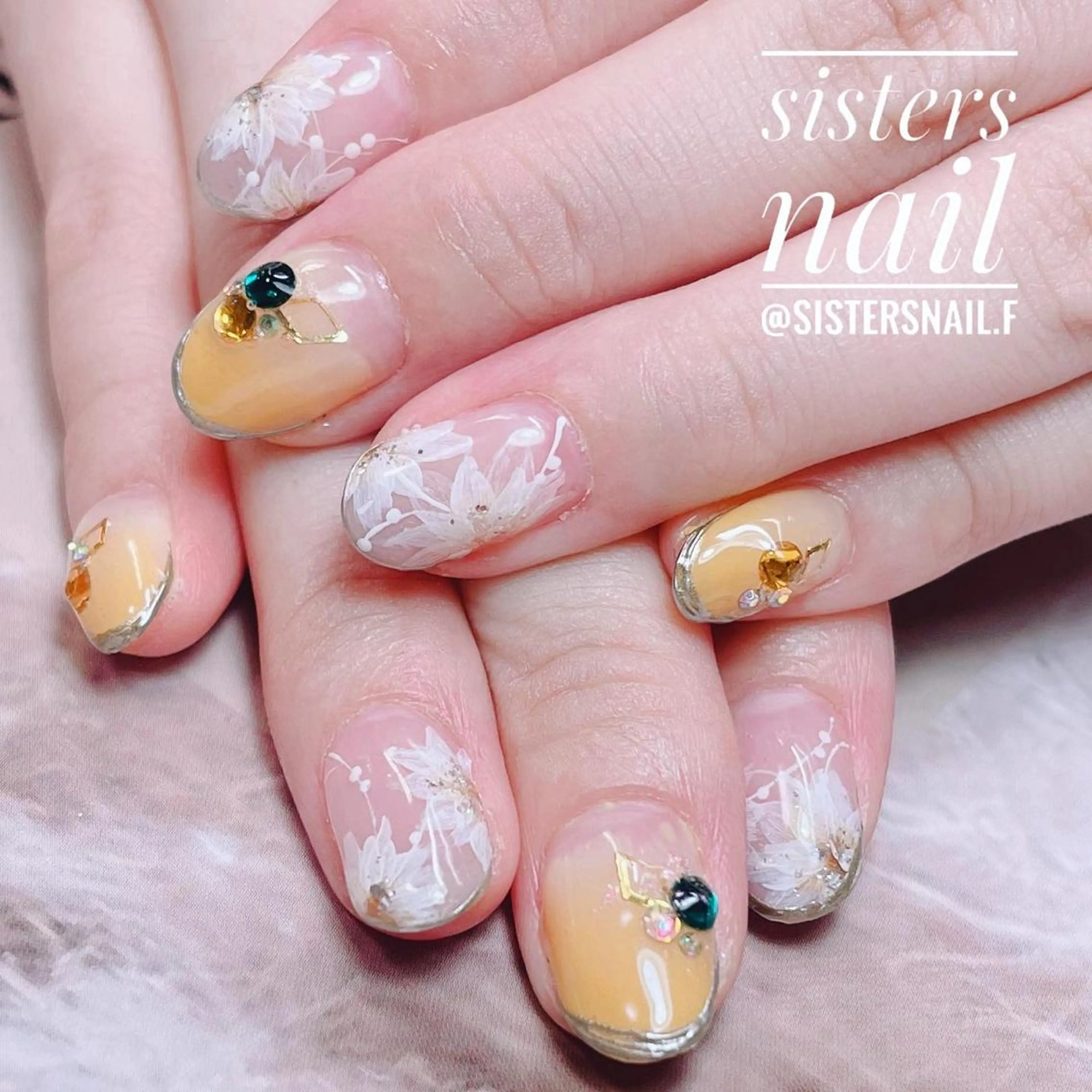 ネイル アートネイル カジュアル フラワーネイル フレンチネイル 黄色 sisters nail.fのネイルデザイン