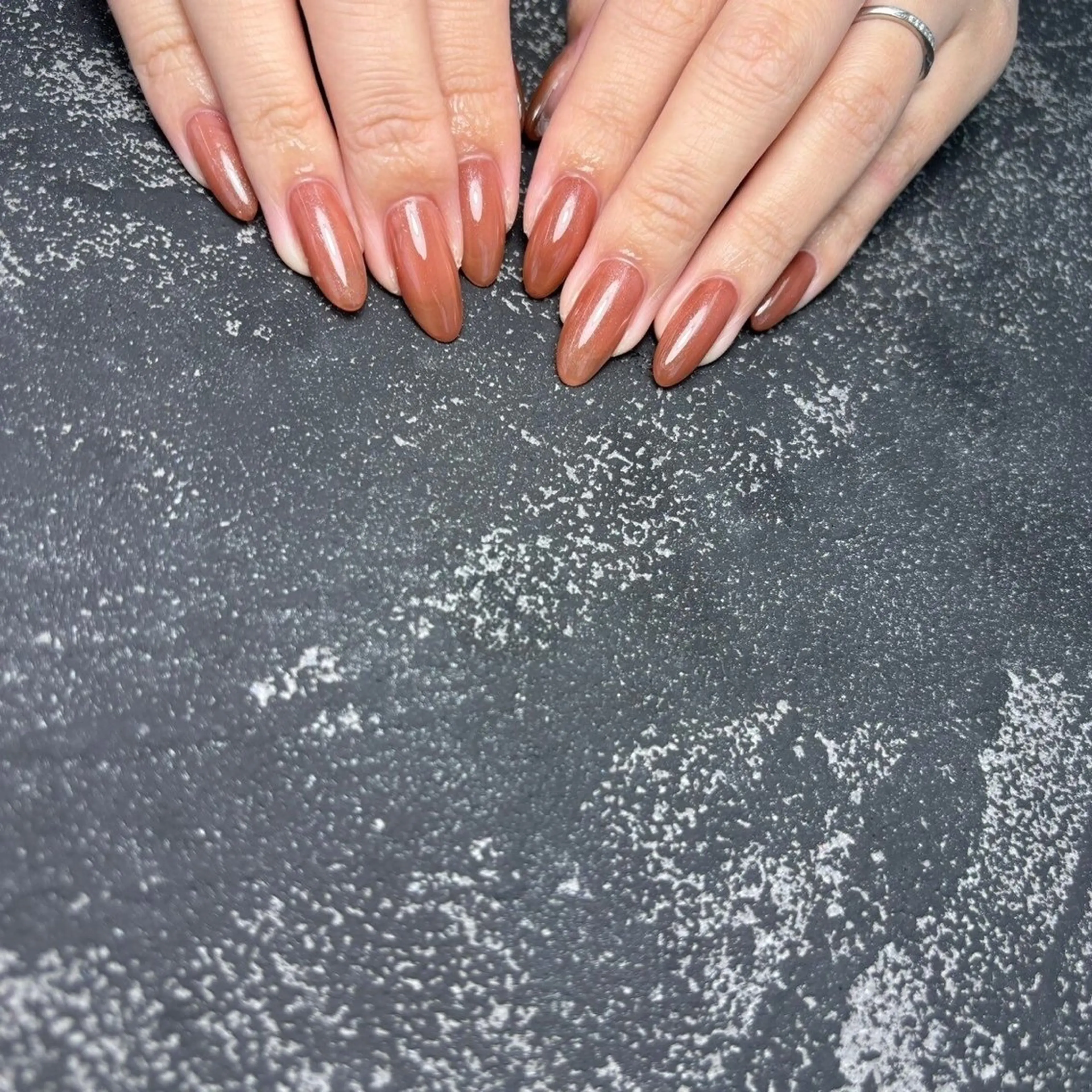 ネイル ブラウン カジュアル グラデーション ニュアンスネイル オフィスネイル ハンドネイル Quee Stllaのネイルデザイン