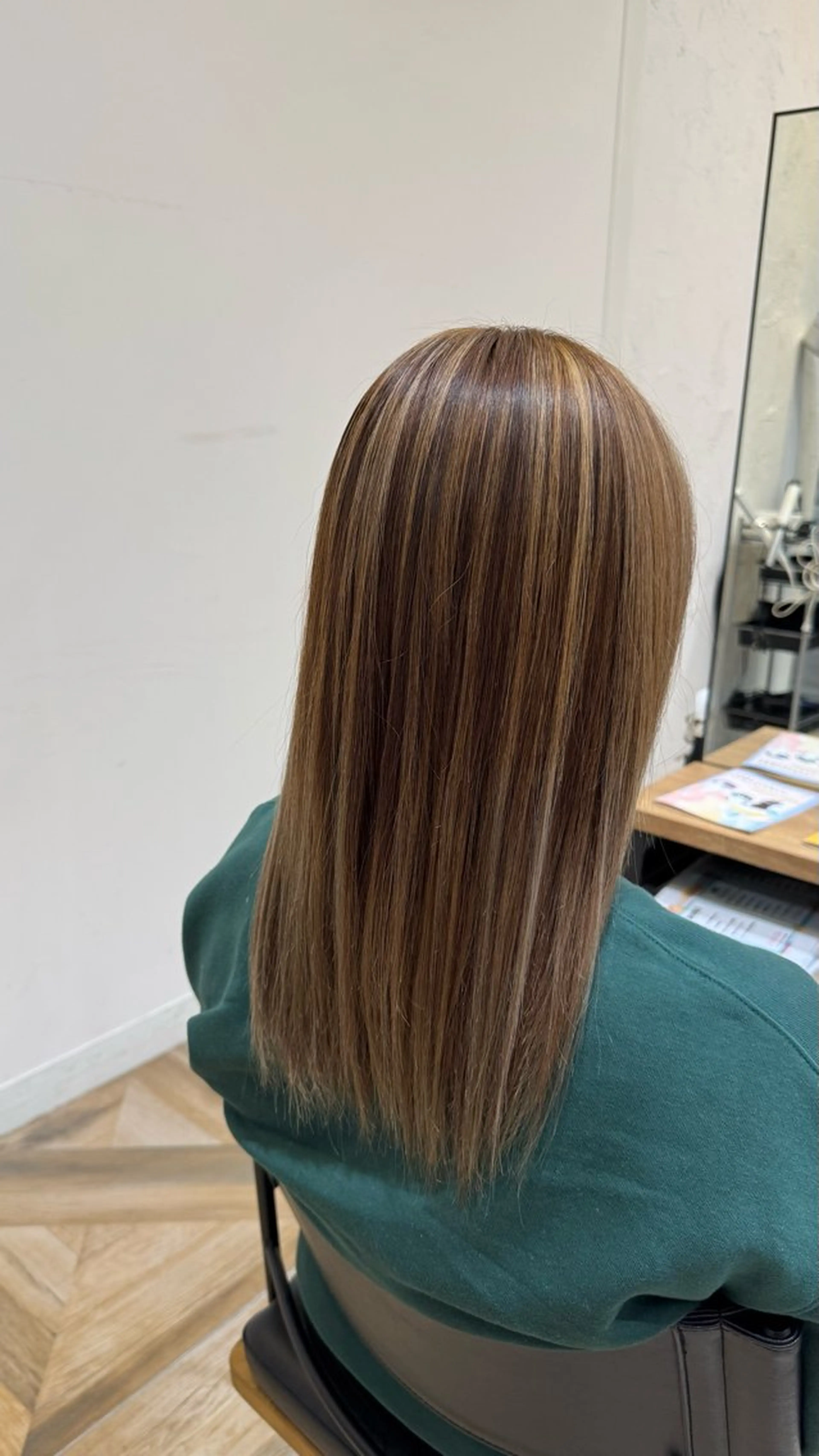 セミロング ハイライト 鈴木 佐菜のヘアスタイル