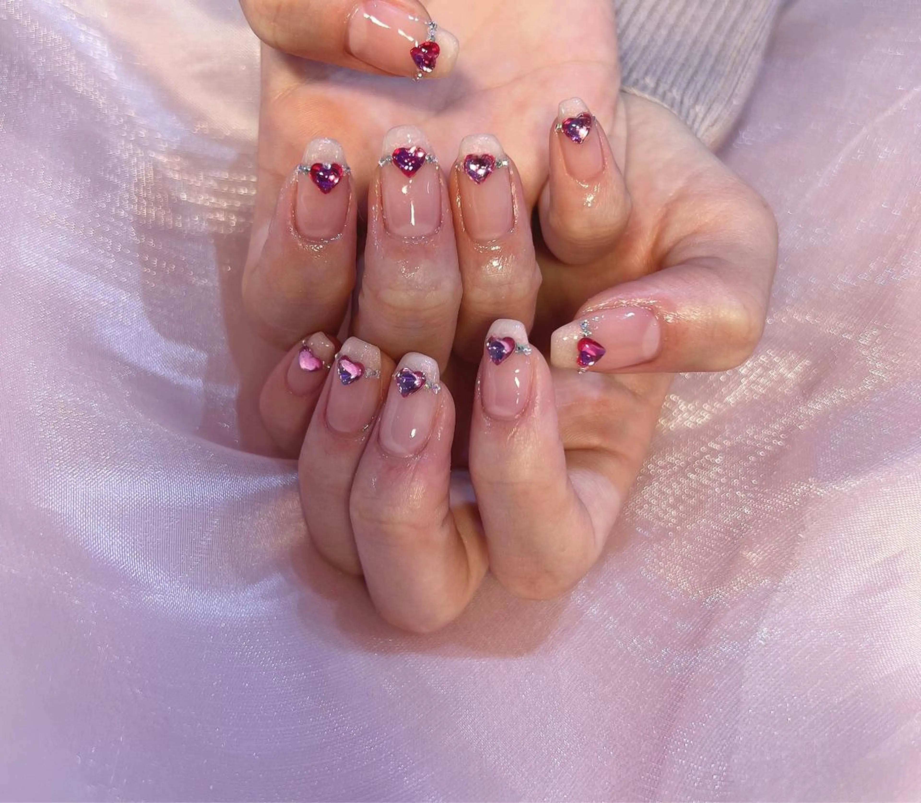 ネイル フレンチネイル ジェルネイル 韓国ネイル 持ち込み パラジェル ちゅるんネイル🪄 耳ツボジュエリー🔗のネイルデザイン