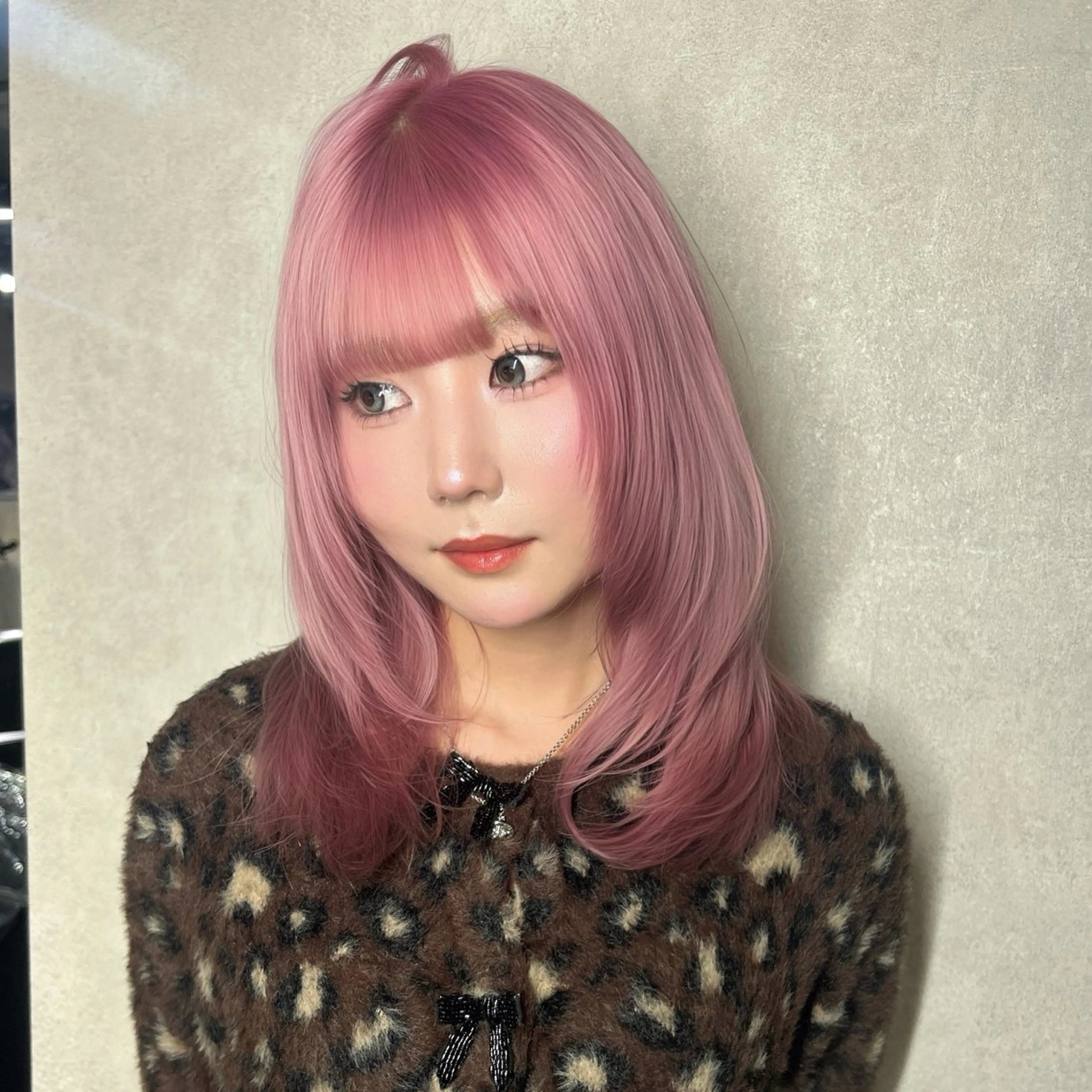 ミディアム カラー ブリーチ 透明感カラー 韓国風ヘア レイヤーカット 小顔カット カット ヘアカラー トリートメント ワンホンヘア/ 透明感カラー/ゆうとのヘアスタイル