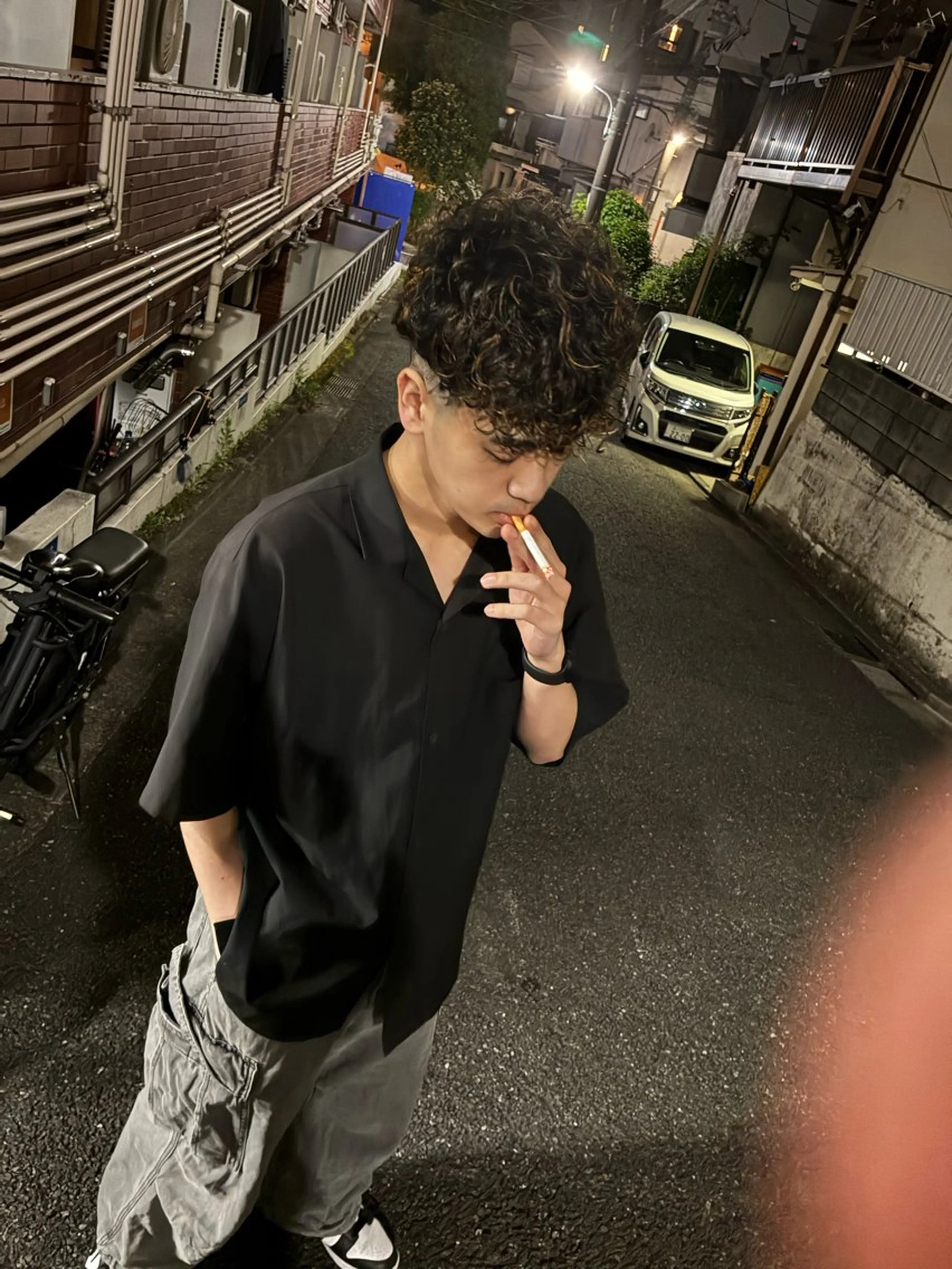 ショート パーマ メンズ フェードカット メンズメッシュ スキンフェード スペインカール ワガ カズマのヘアスタイル