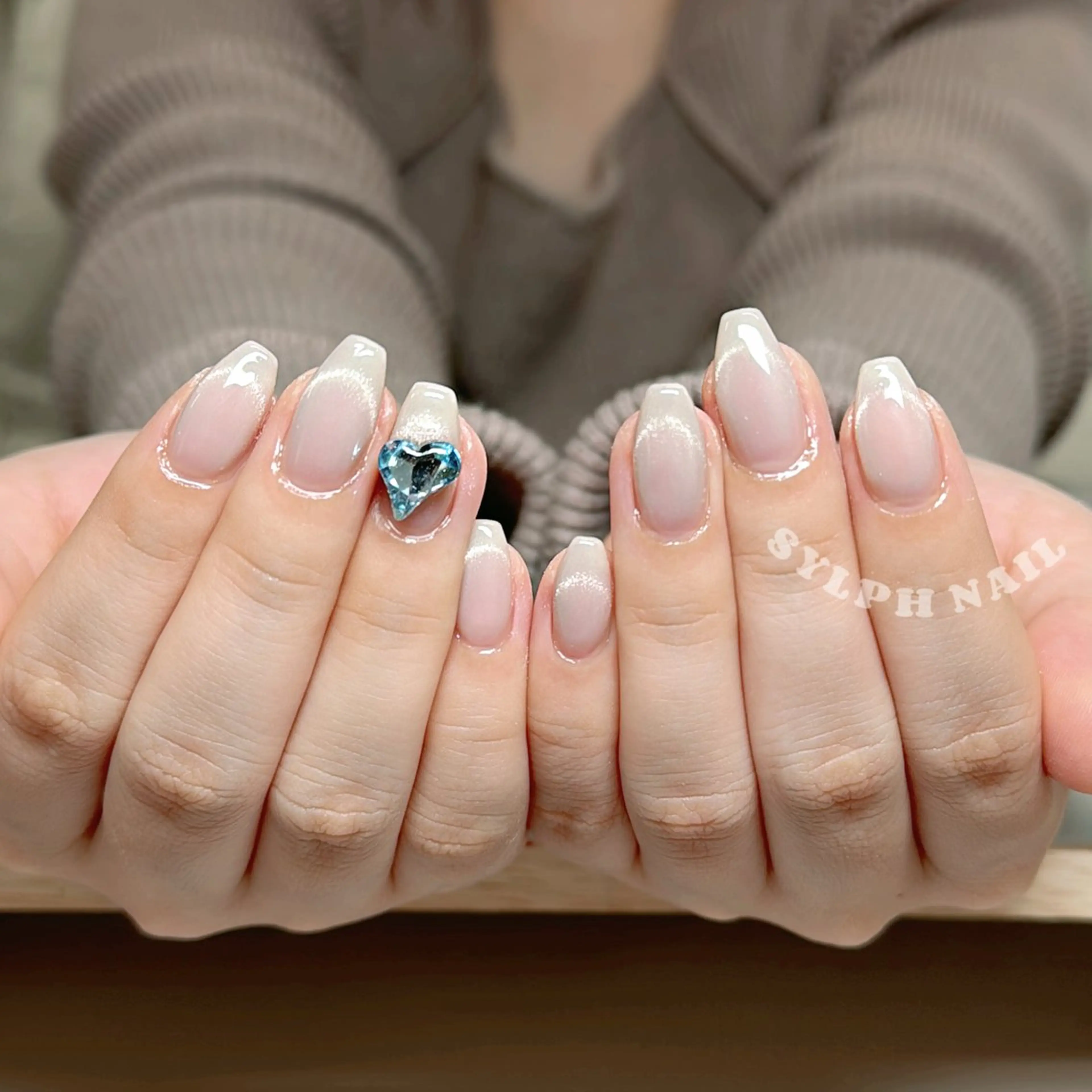 ネイル オーロラネイル 長さ出し フレンチネイル ジェルネイル ガラスフレンチ ハンドネイル Rela・S NAILのネイルデザイン