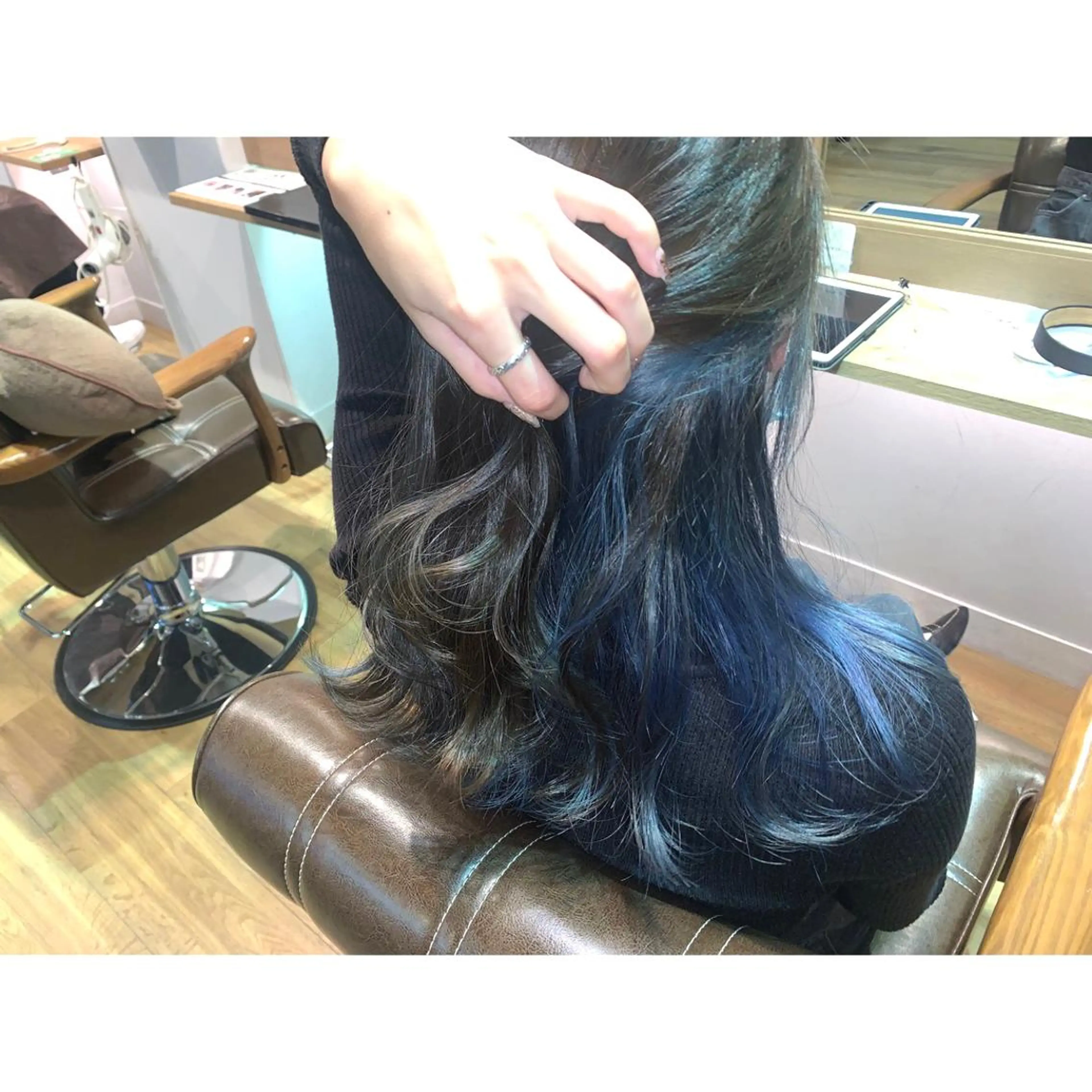 ロング カラー ブリーチ ブルーカラー ヘアカラー トリートメント ツキダテ ユイのヘアスタイル