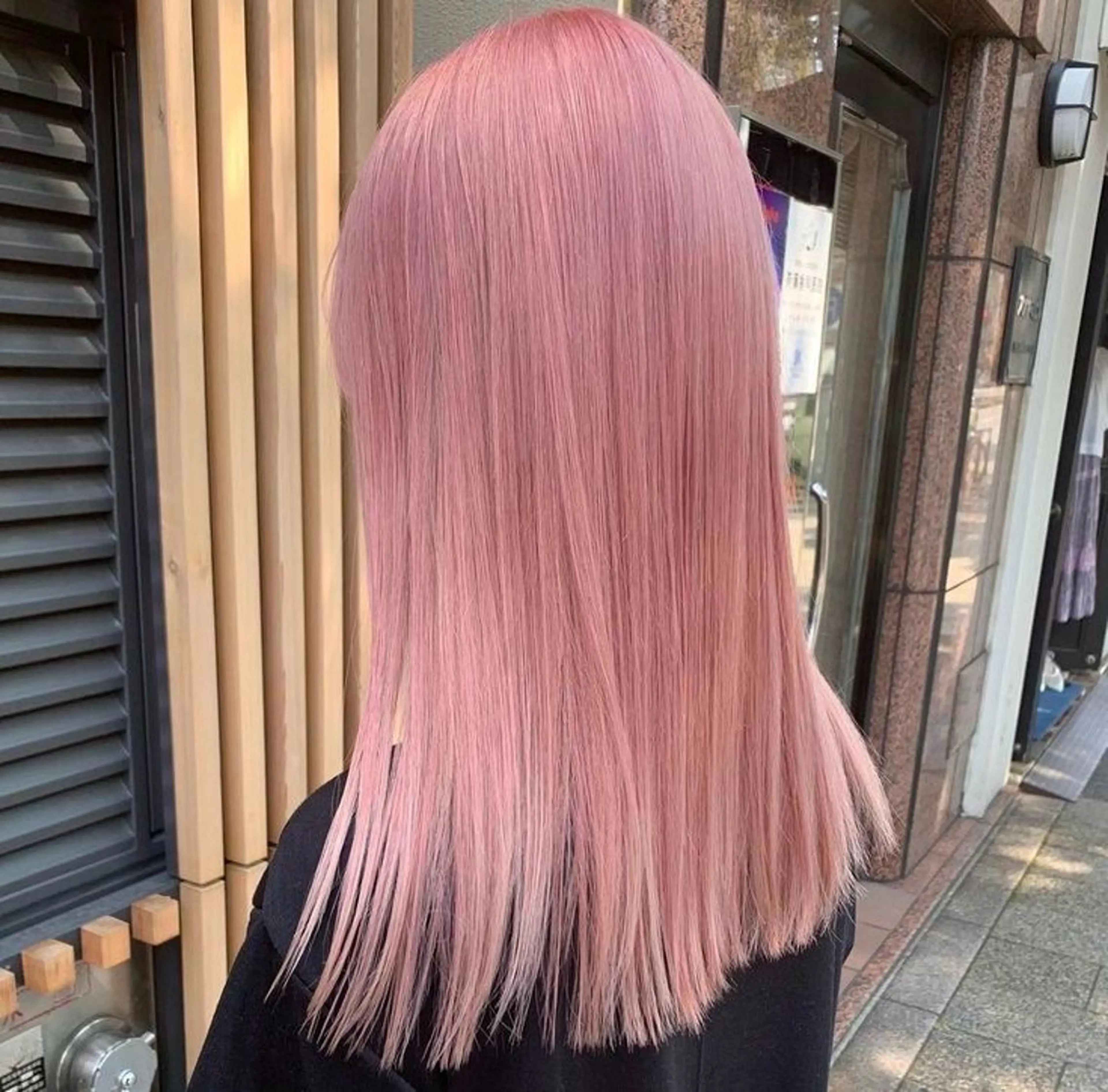 セミロング カラー ピンクカラー ホワイトピンク サキ🤍ハイトーン 🩰くびれ巻きヘアのヘアスタイル