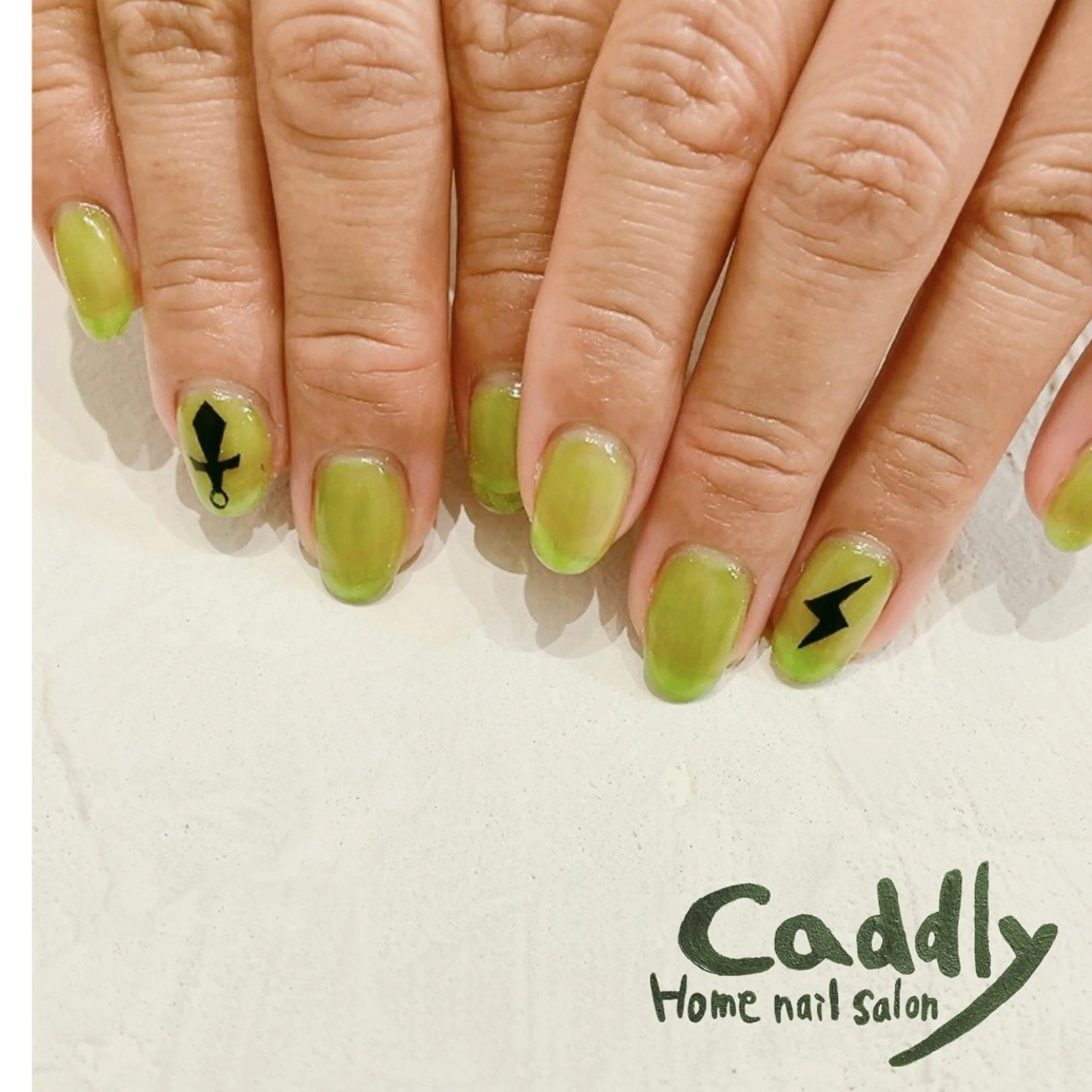 ネイル グリーン マグネットネイル caddly naoのネイルデザイン
