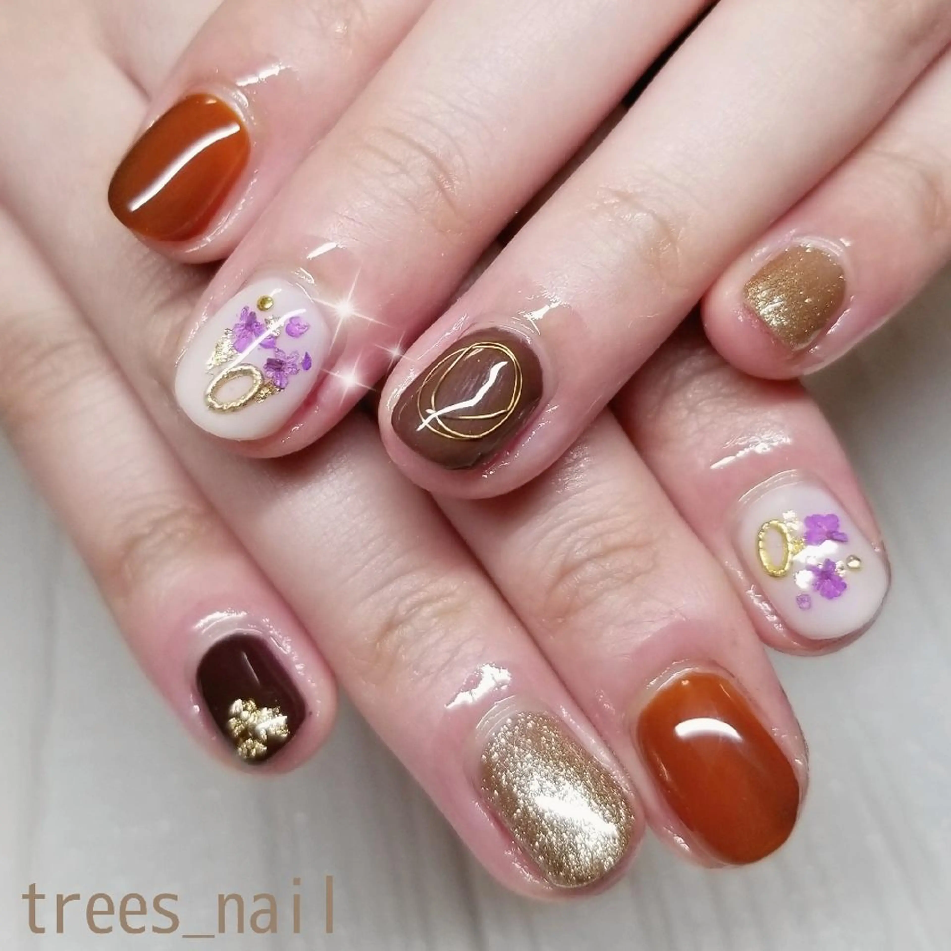 ネイル ブラウン フラワーネイル 冬ネイル ハンドネイル フットネイル trees_ nailのネイルデザイン
