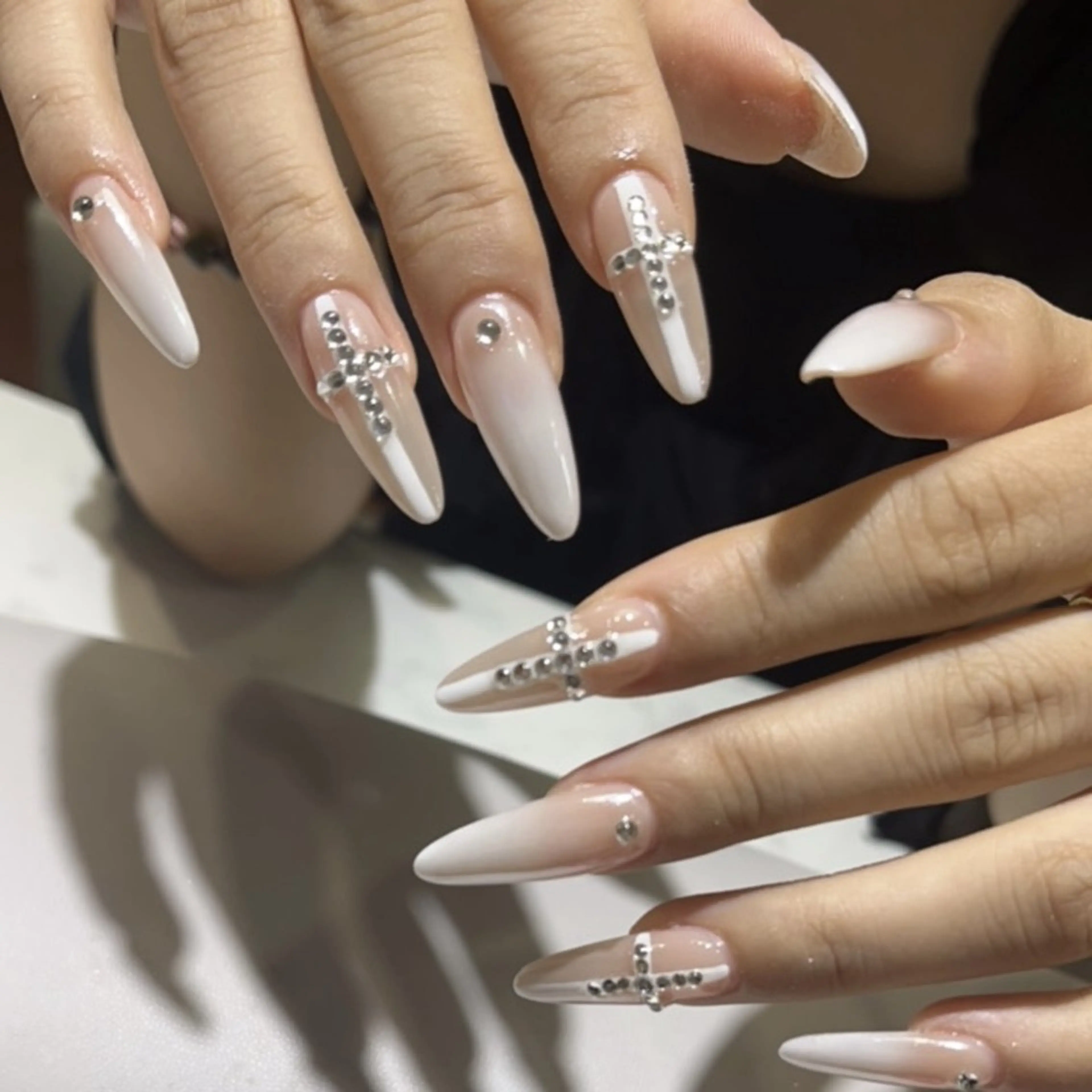 ネイル チークネイル 長さ出し フレンチネイル ジェルネイル キラキラネイル UM Nail Salonのネイルデザイン