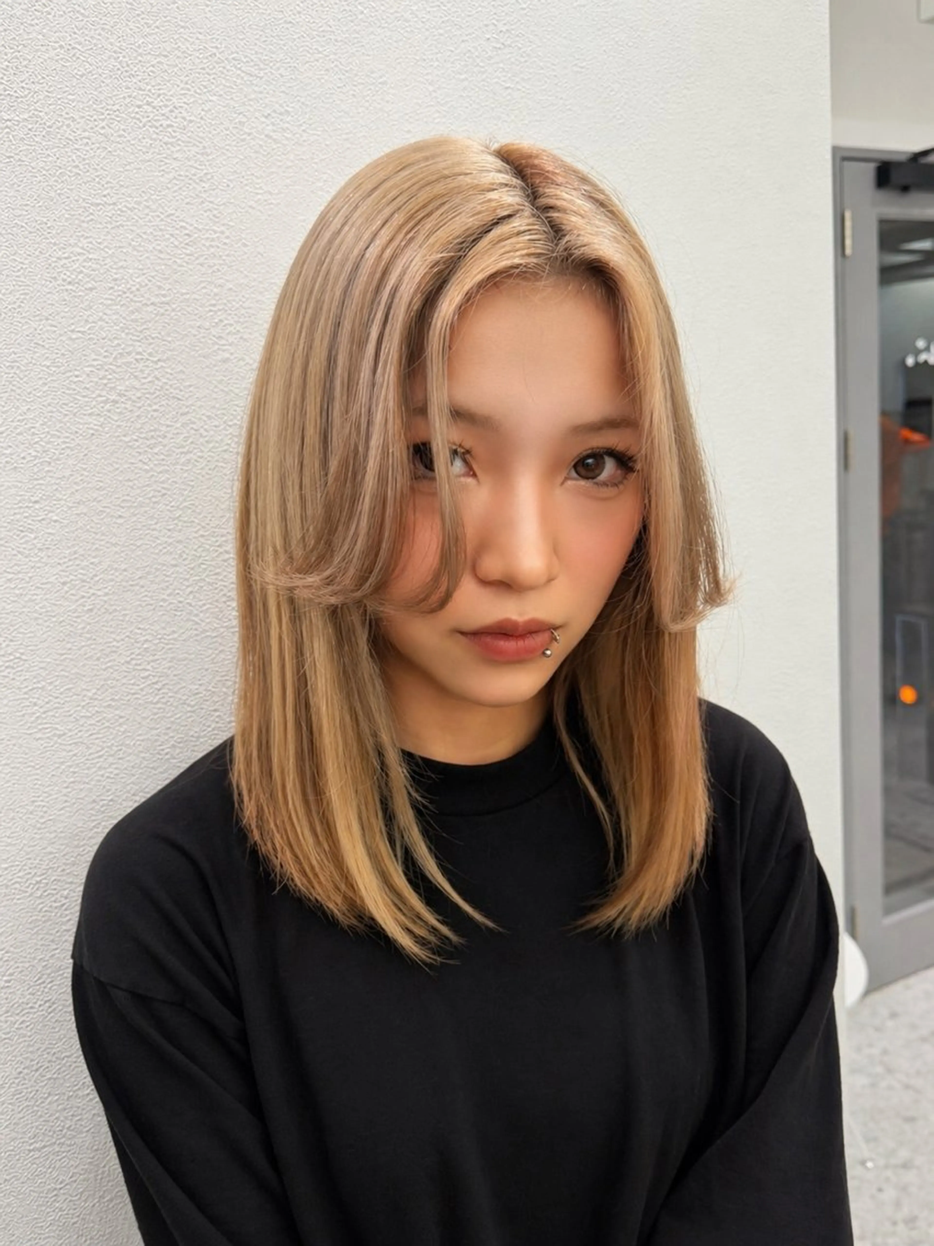 セミロング カラー ベージュカラー ミルクティーベージュ ヘアカラー ハイトーン🪼派手髪 mahoのヘアスタイル