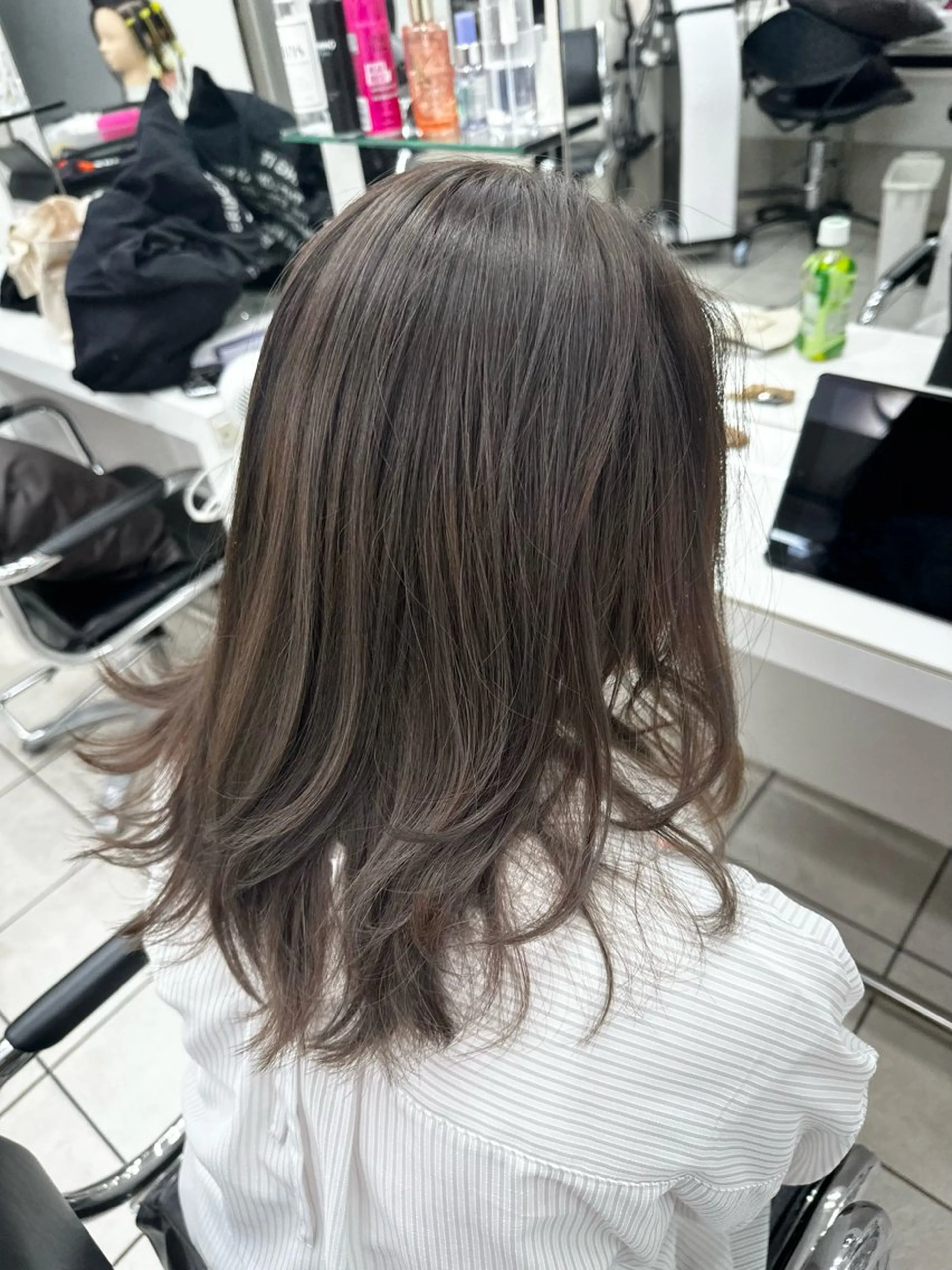 セミロング カラー 星野 菜月のヘアスタイル