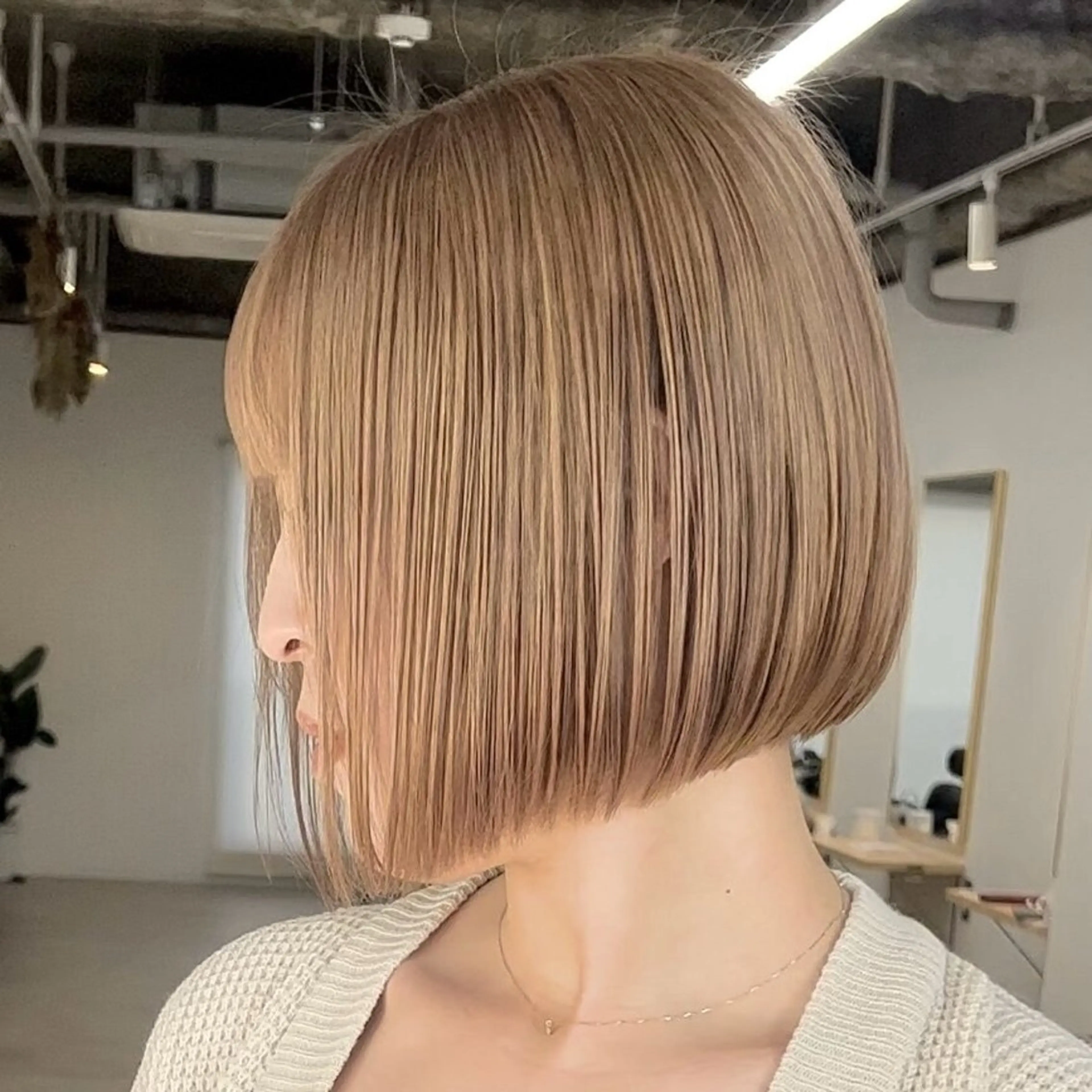 ミディアム カラー ボブ カット ヘアカラー トリートメント 艶カラー/レイヤー/ ハイトーン/まなみのヘアスタイル