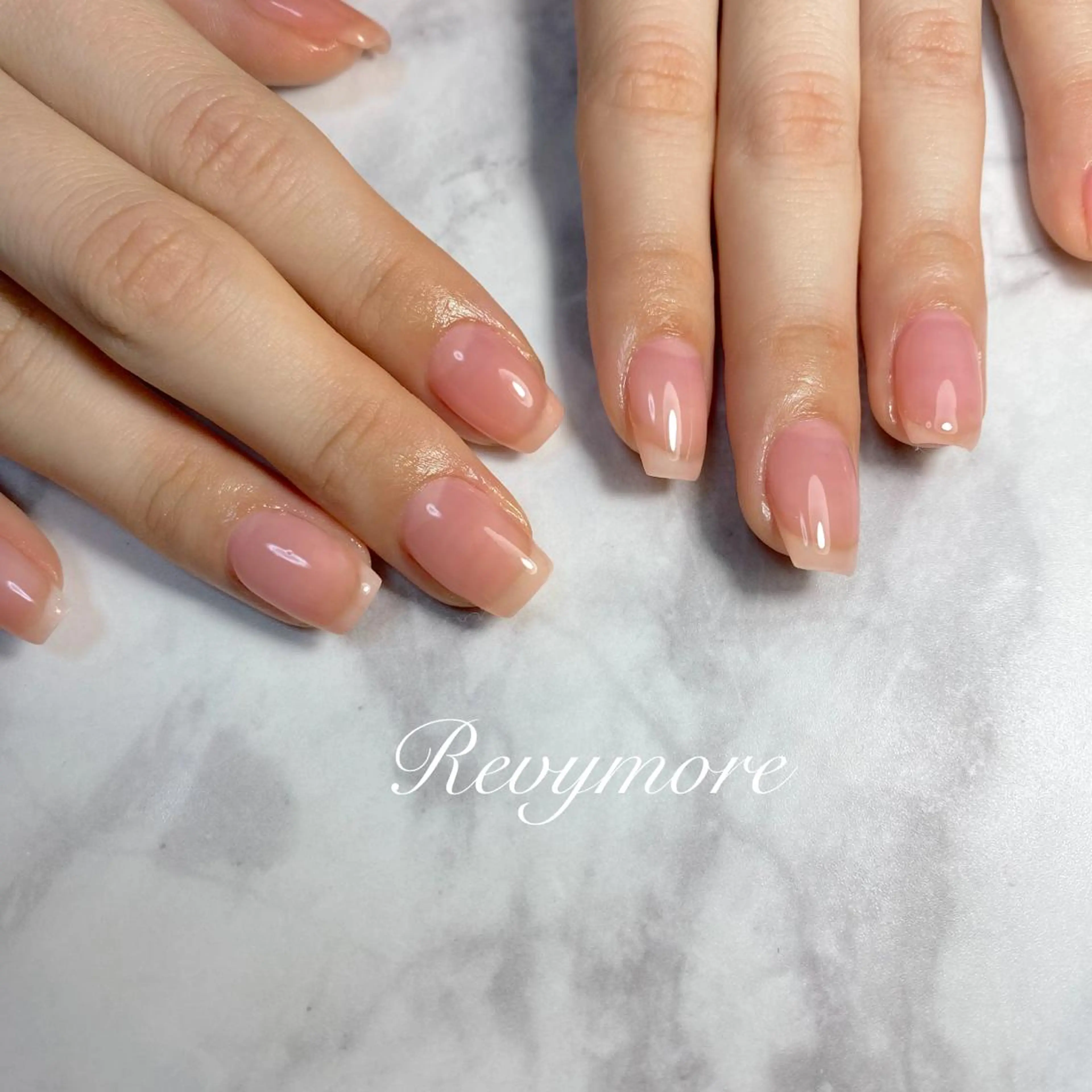 ミディアム ネイル 韓国風ヘア クリアネイル ジェルネイル キラキラネイル 韓国ネイル nail salon Revymoreのネイルデザイン