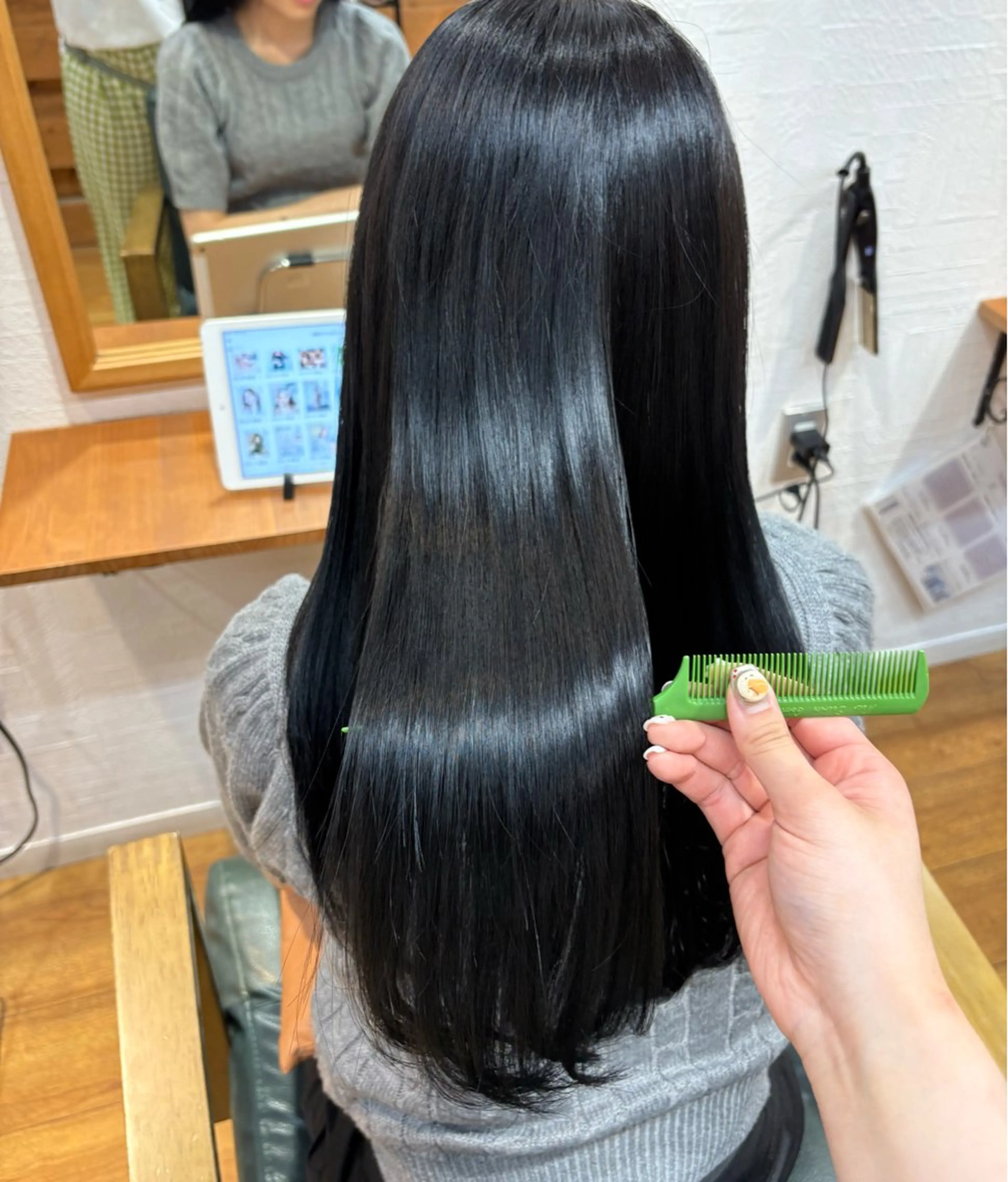 【🫧サラツヤ髪に🫧】カット + ダメージレス縮毛矯正 + ケアトリートメント(鎖骨下まで長さある方のみ)の写真