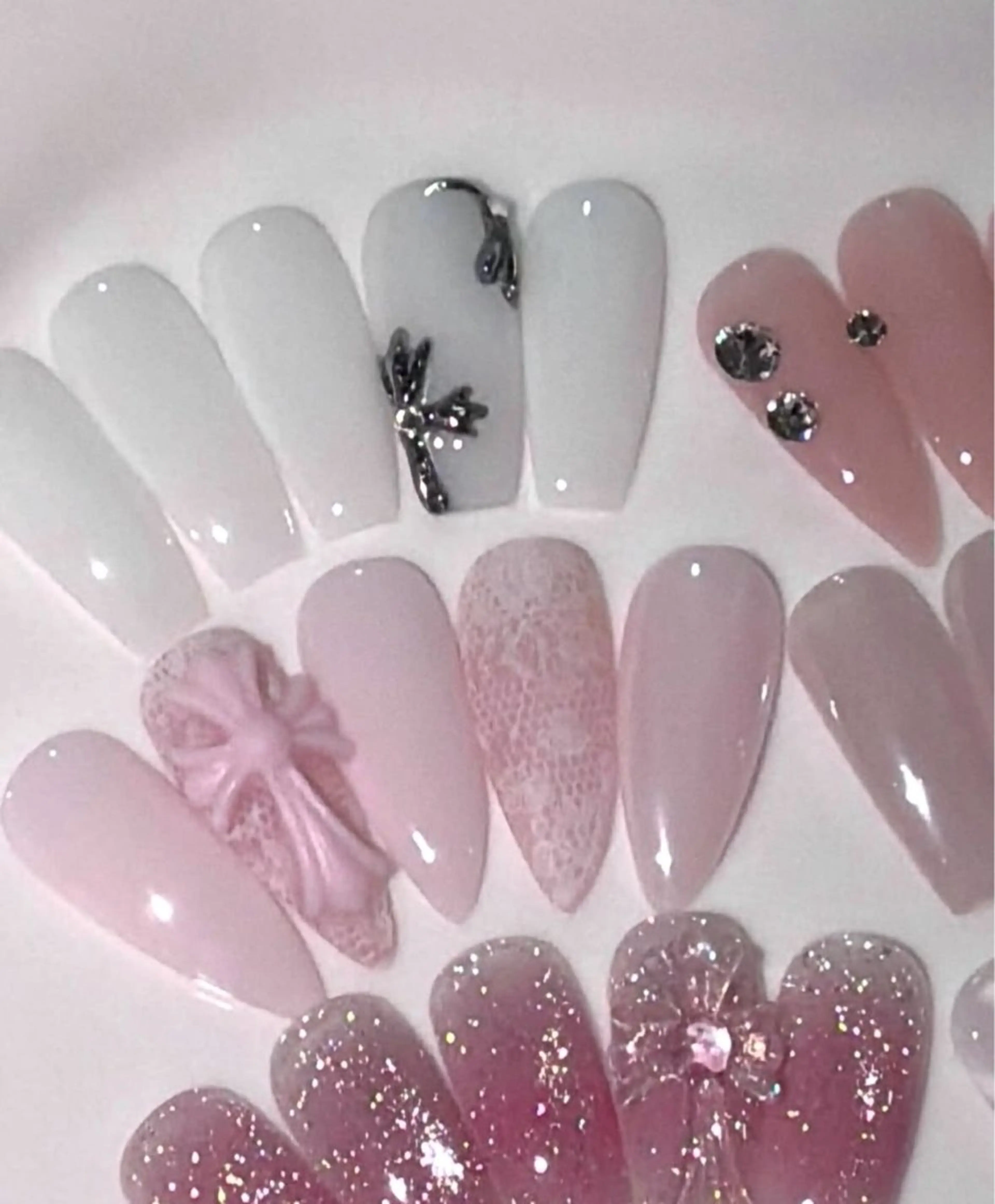 ネイル キラキラネイル 韓国ネイル ロングネイル ワンホンネイル ハンドネイル Josie nail salonのネイルデザイン