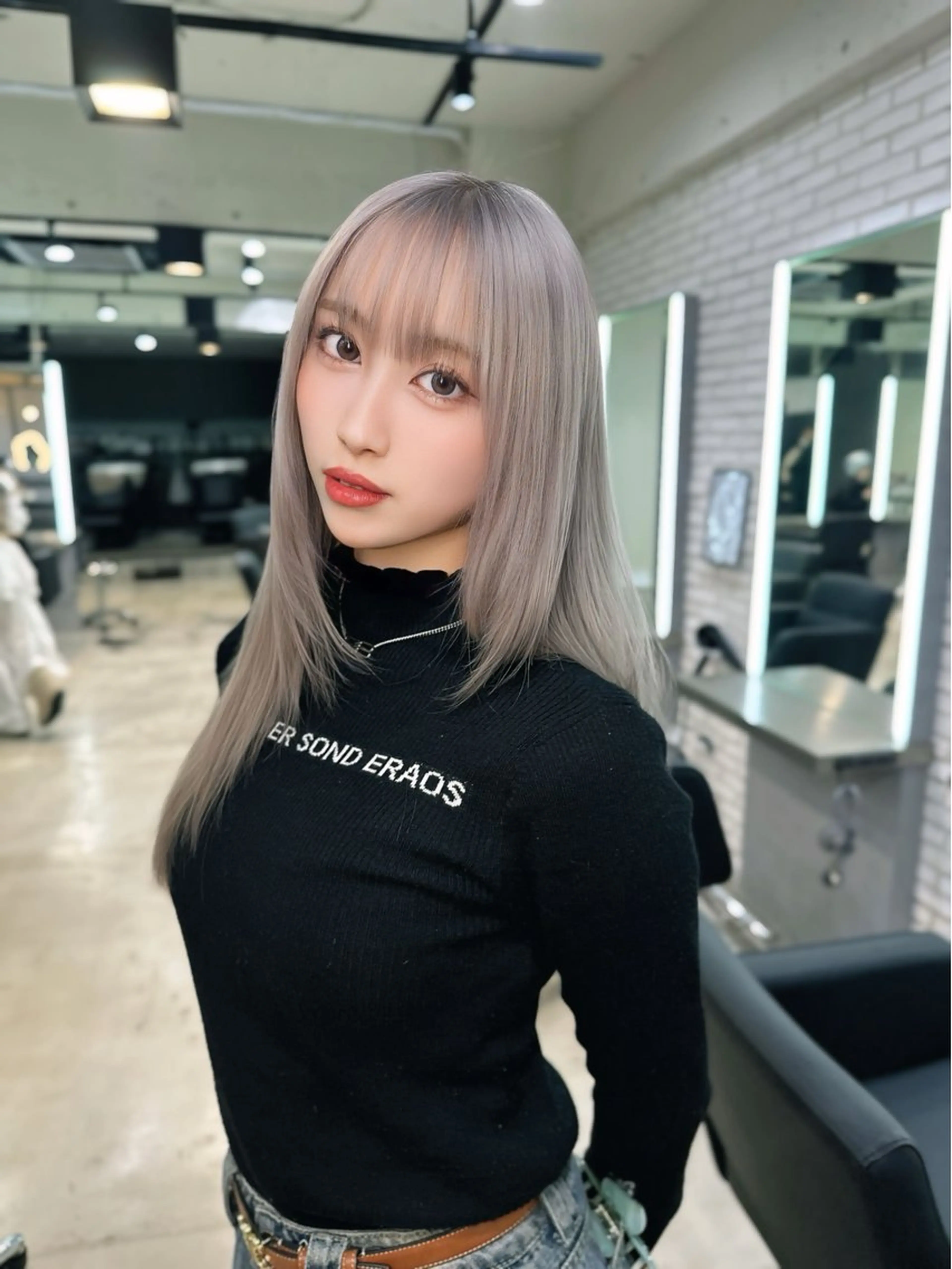 ロング カラー ヘアカラー レイヤーカット 透明感カラーのヘアスタイル