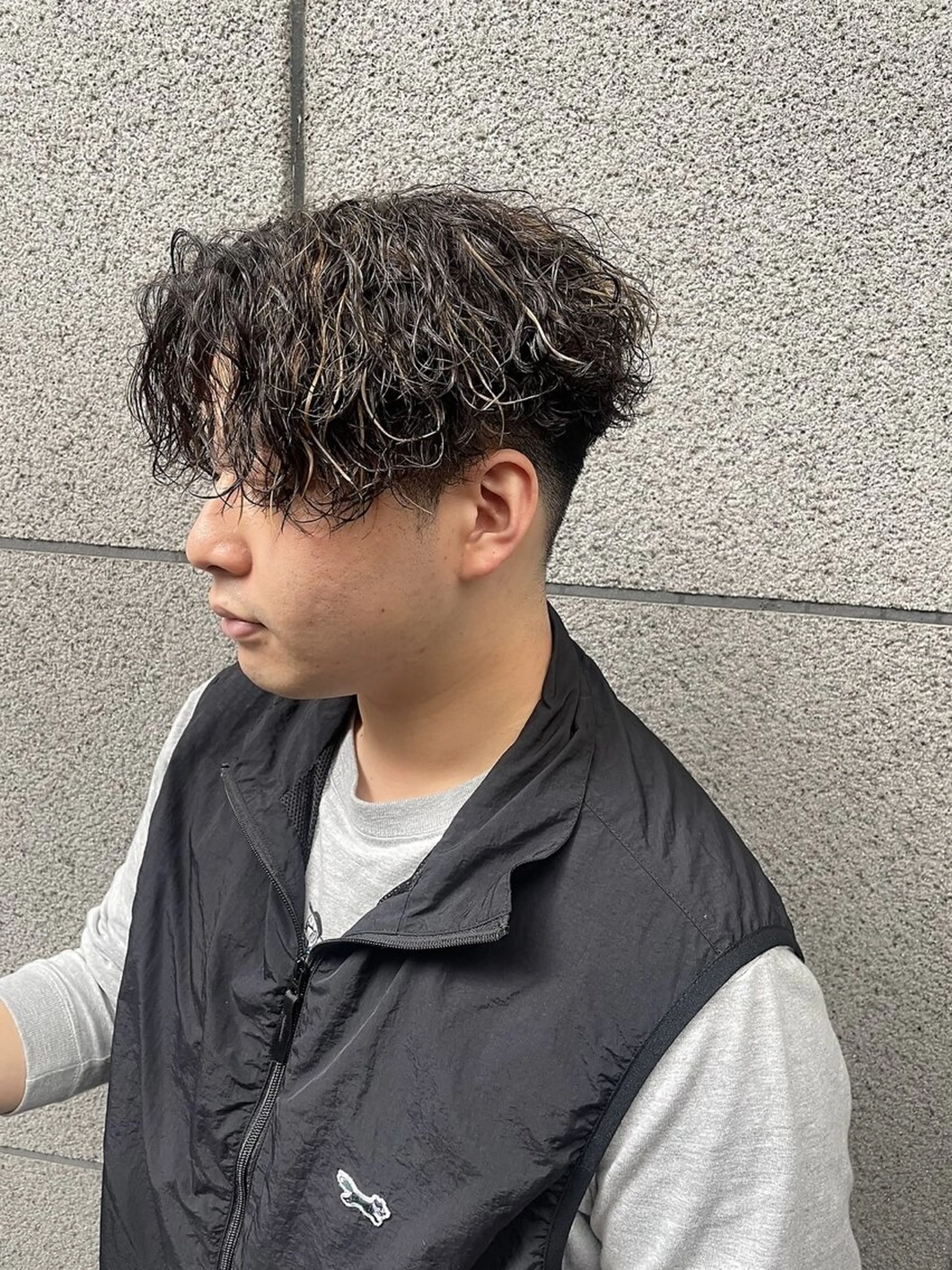 メンズ センターパート ダウンパーマ フェードカット フェザーパーマ カルマパーマ カット ヘアカラー パーマ 布施メンズ特化美容師 秋山　涼のヘアスタイル