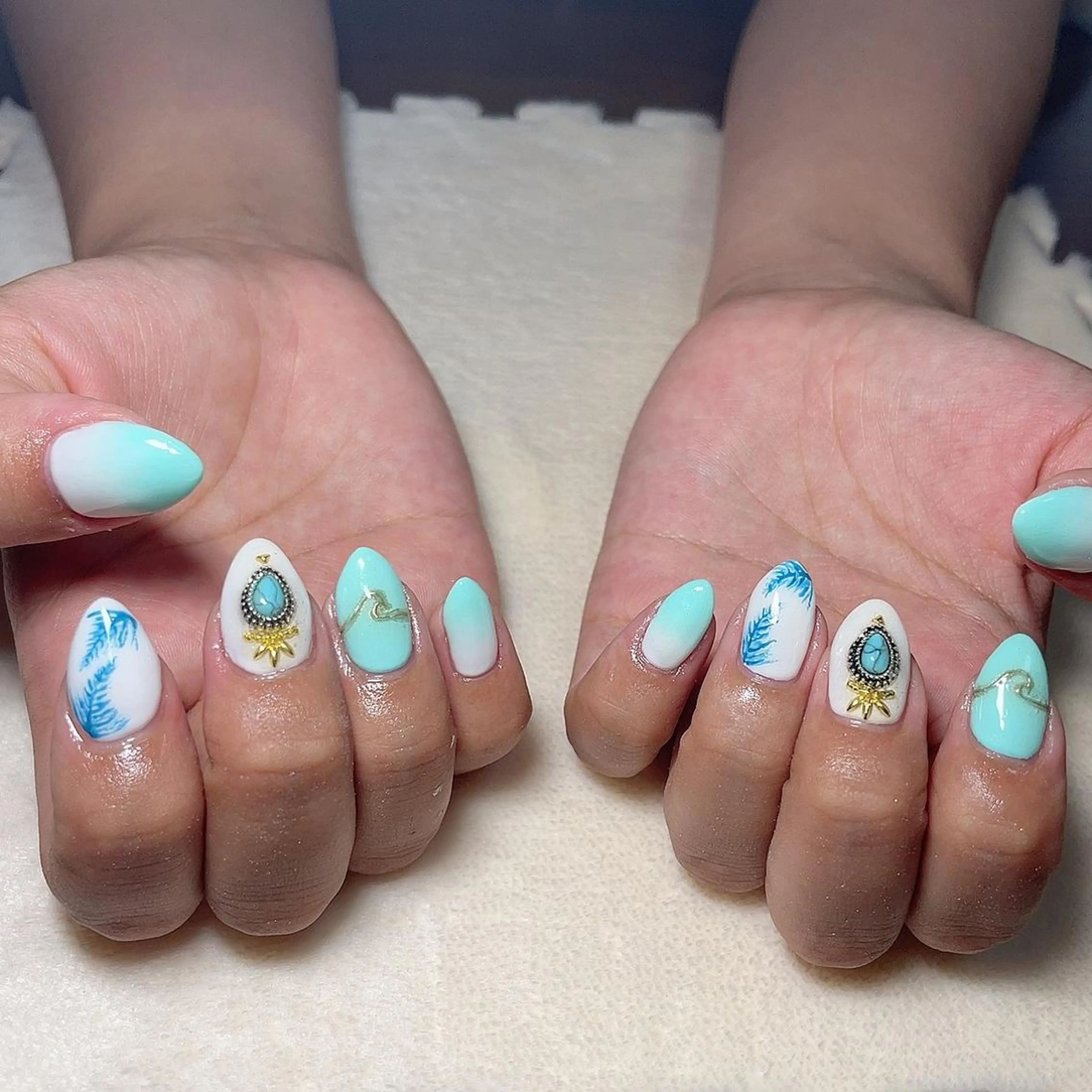 ミディアム ハンドネイル 知花 梨花のネイルデザイン