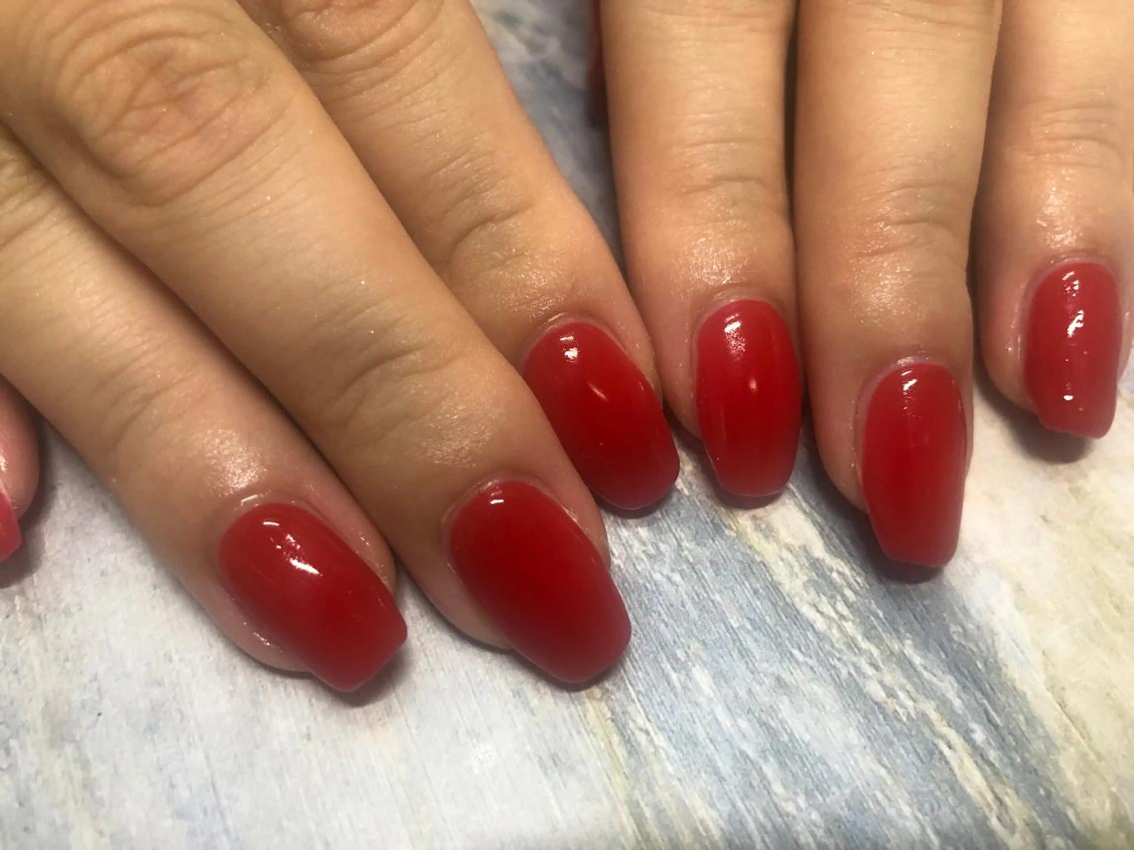 ネイル ワンカラーネイル 赤色 ハンドネイル mogunail &blowのネイルデザイン