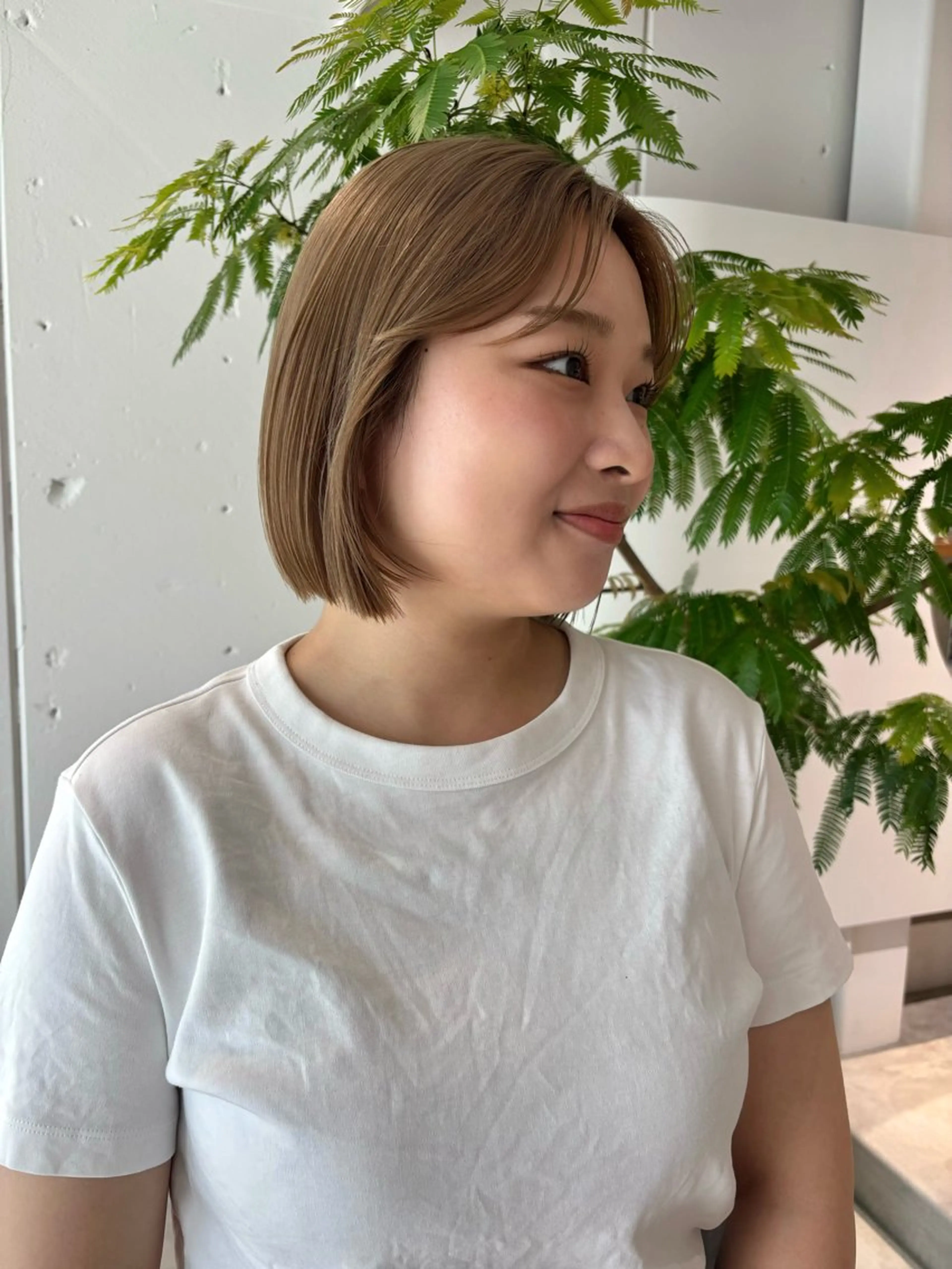 カラー 岡あかね ブリーチ なし透明感ベージュのヘアスタイル