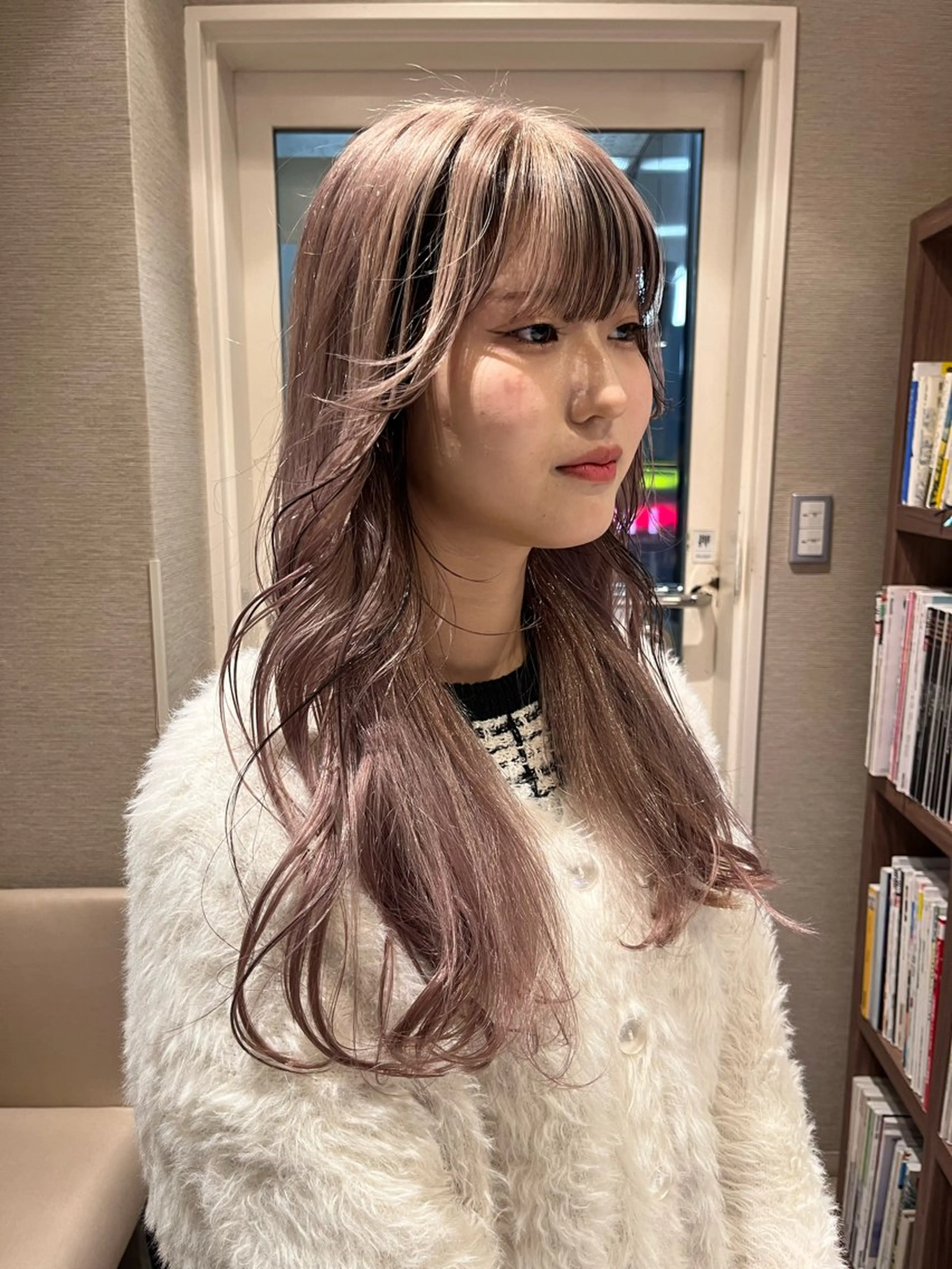 ロング カラー ベージュカラー ホワイトベージュ 顔周りカット ヘアカラー dogstar小林諒 パーマ/レイヤーのヘアスタイル