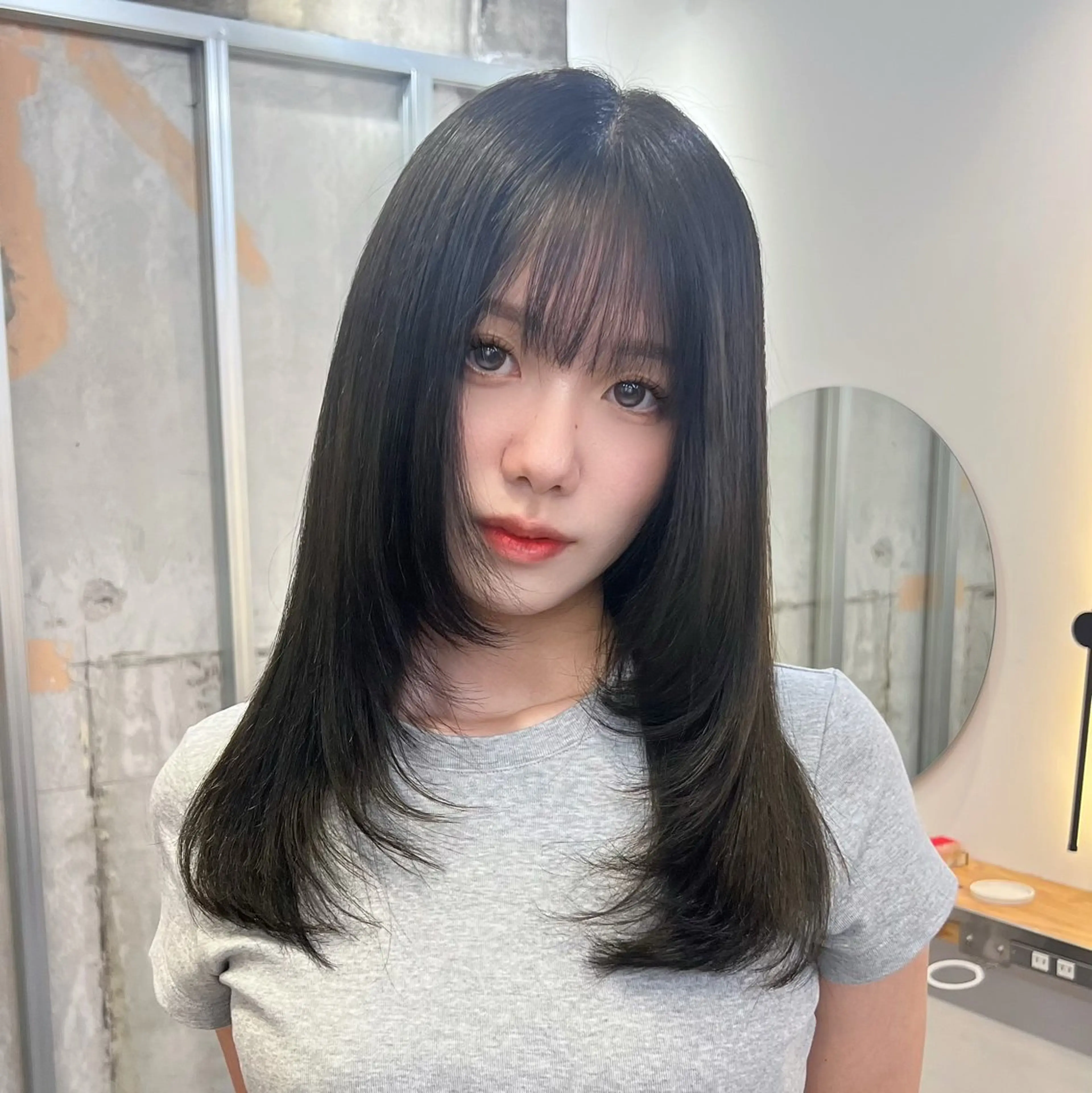 セミロング カラー パーマ ベージュカラー 黒髪 ブルーカラー ブルーブラック ブラウンカラー カット 縮毛矯正 トリートメント akira｜ 透明感ベージュ｜梅田のヘアスタイル