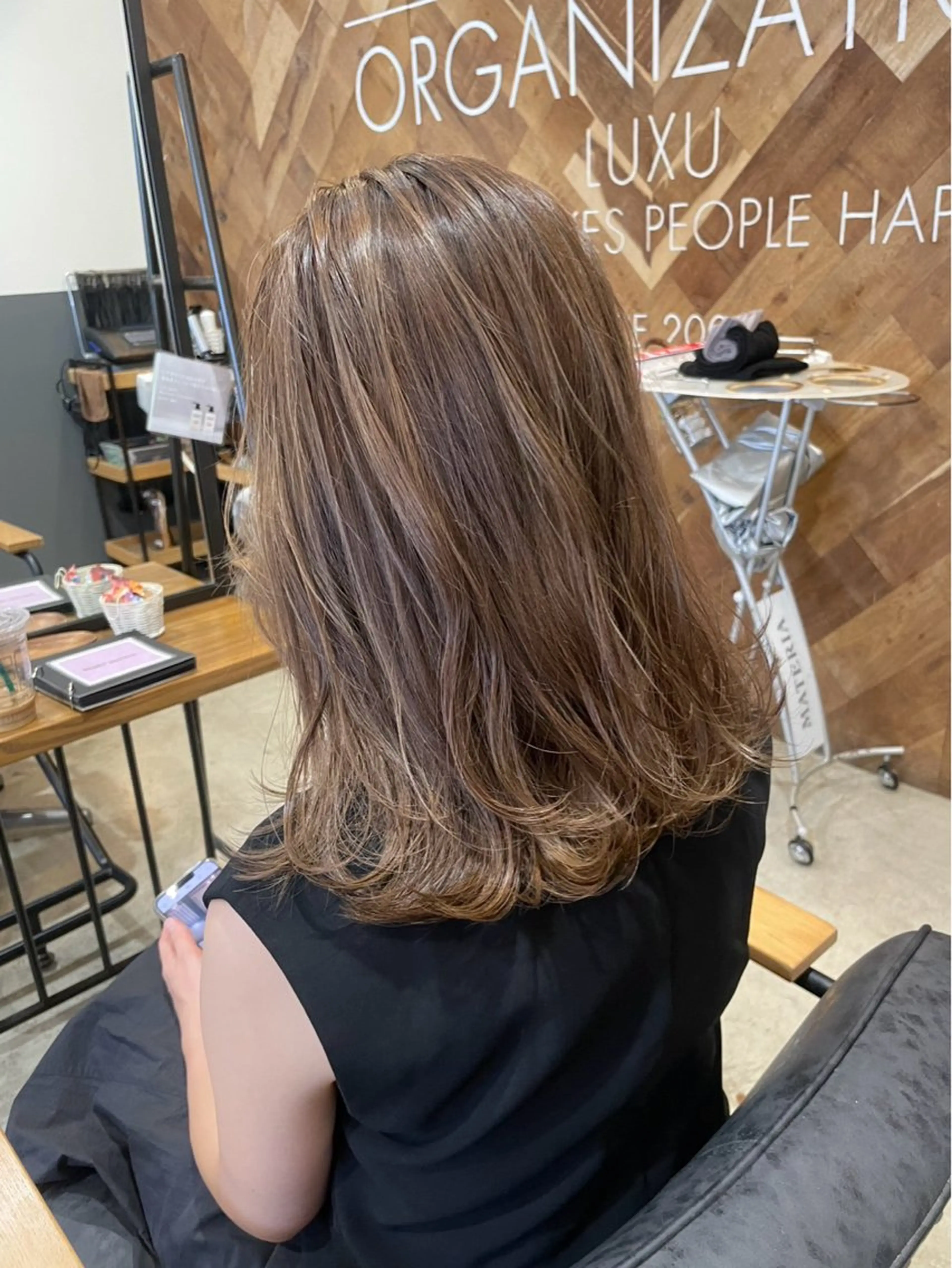 セミロング カット ヘアカラー lolonois 宮城茉歩呂のヘアスタイル