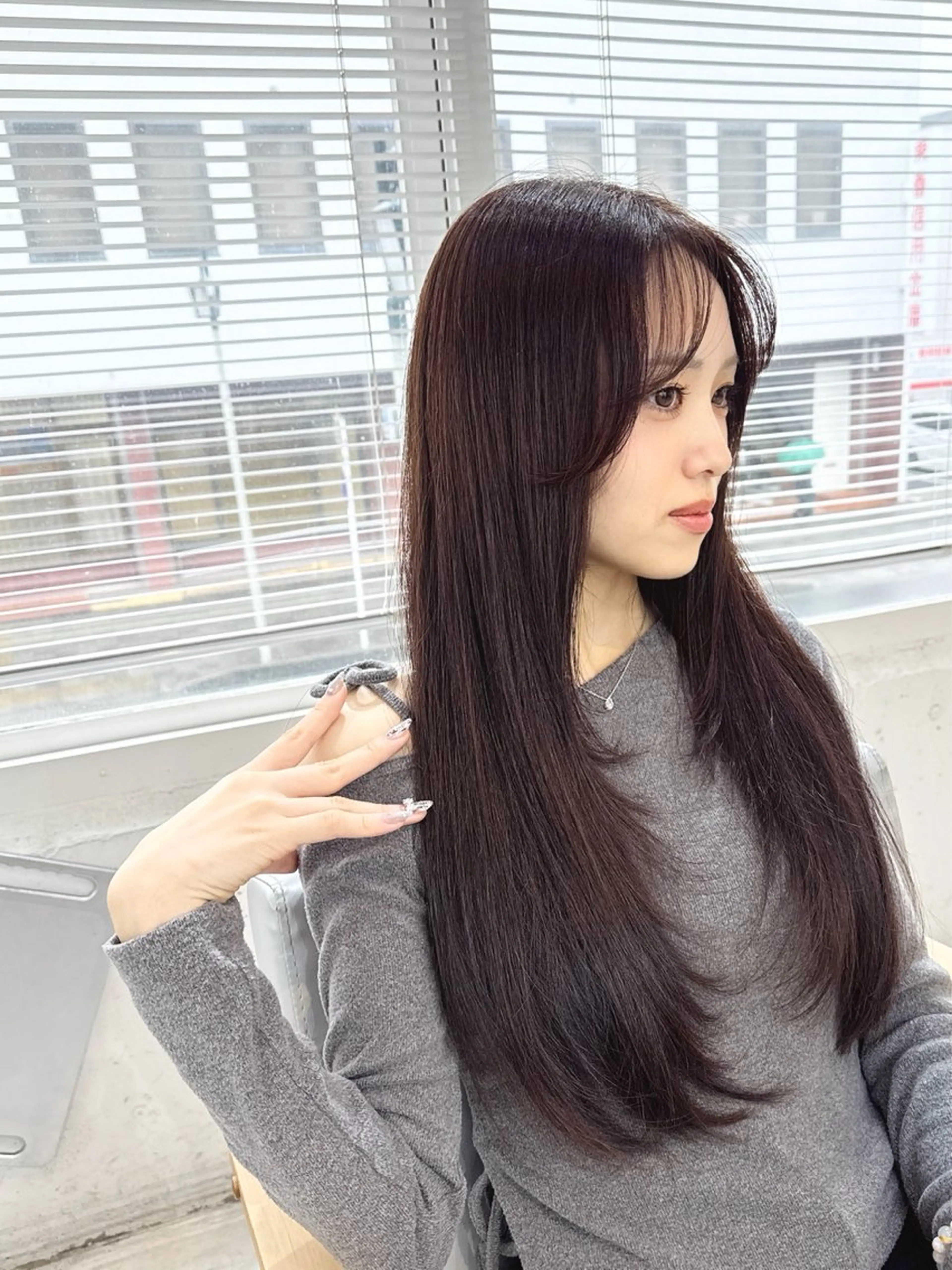 ロング カラー ロングレイヤー ベージュカラー 透明感カラー くびれヘア 顔まわりレイヤー カット ヘアカラー トリートメント テラモト カズヨシのヘアスタイル