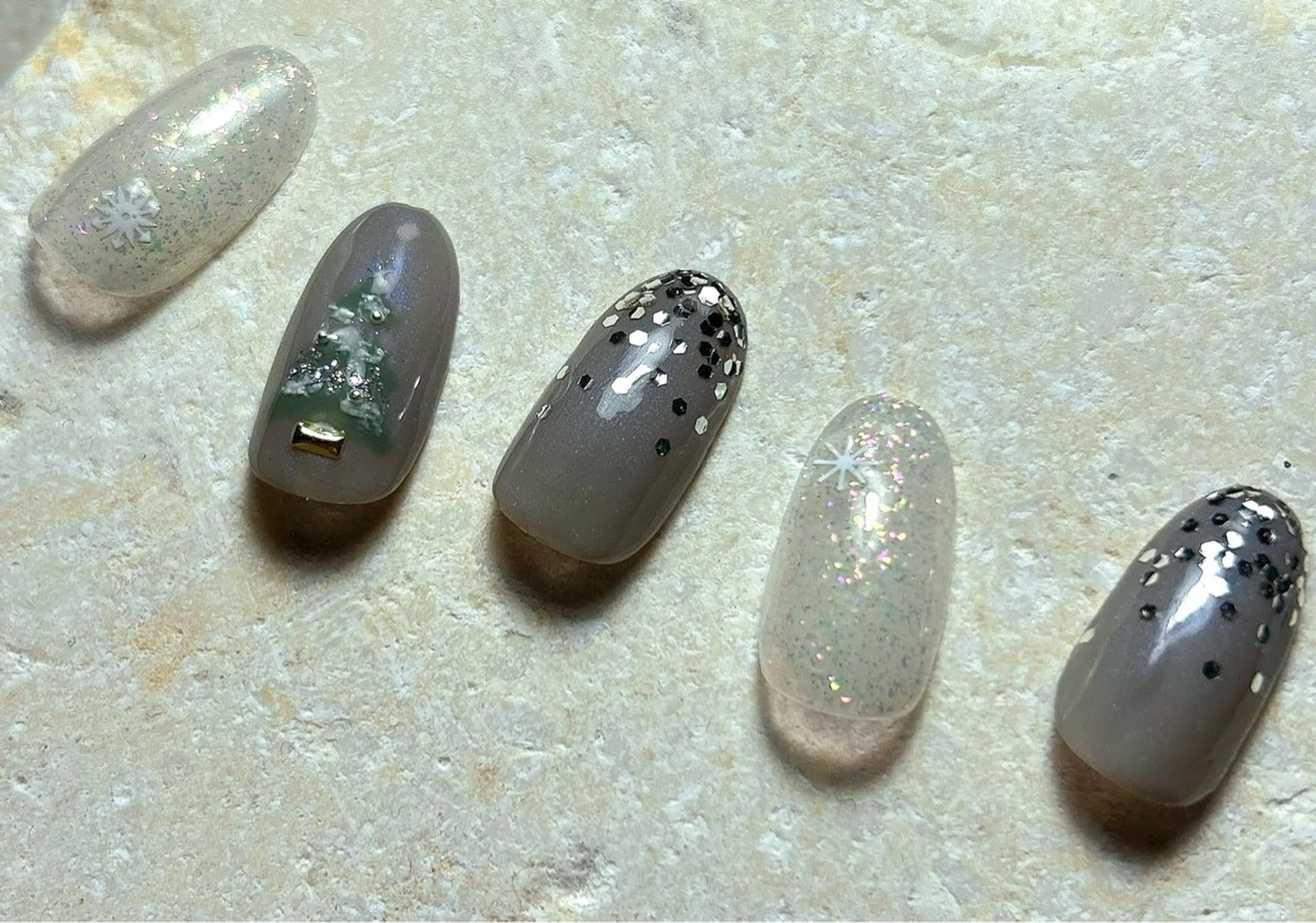 ネイル ホワイト 冬ネイル クリスマス ハンドネイル Nailsalon MONA.のネイルデザイン