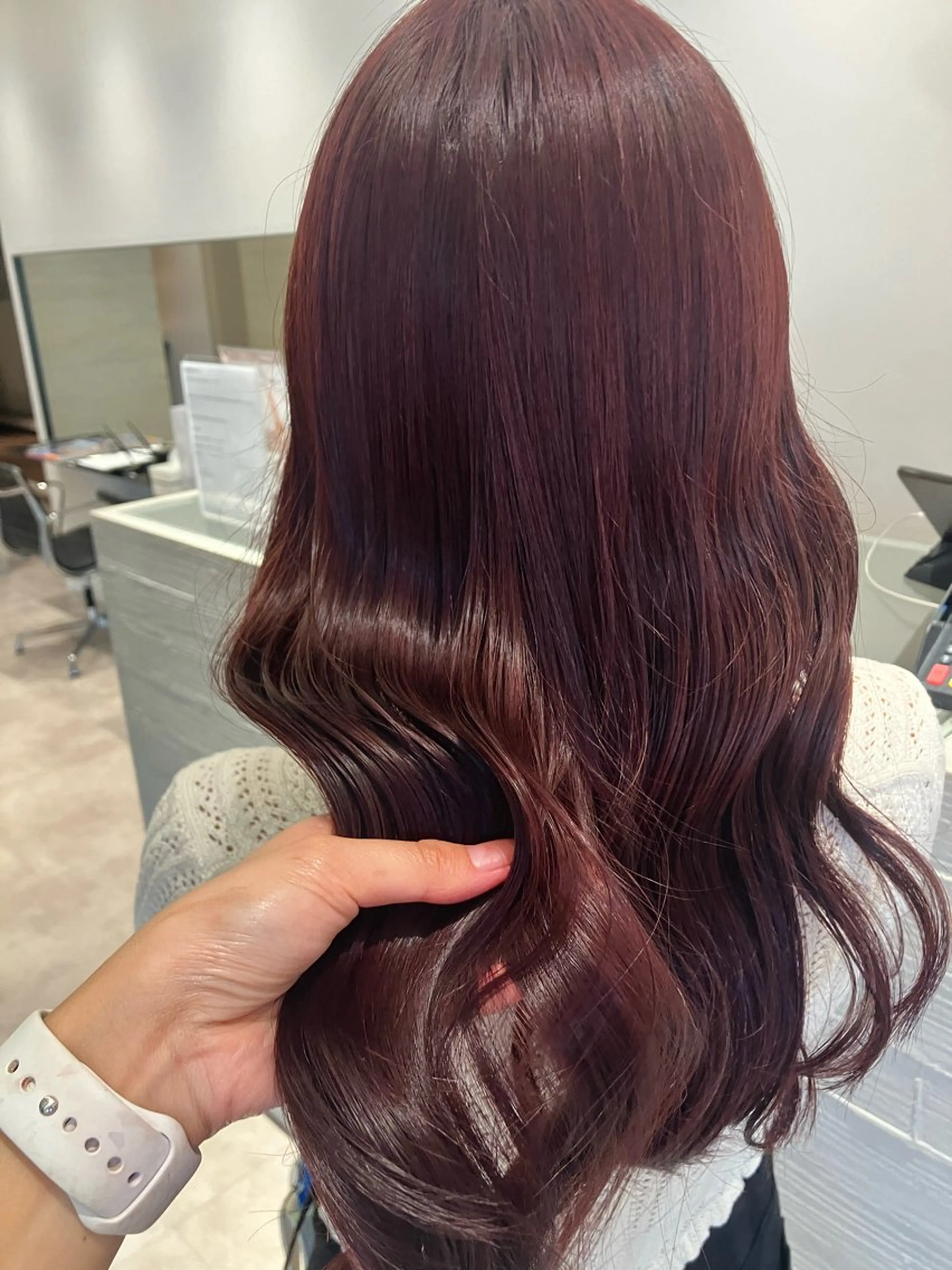 ロング カラー ブリーチ ピンクカラー ピンクパープル パープルカラー サキ🤍ハイトーン 🩰くびれ巻きヘアのヘアスタイル