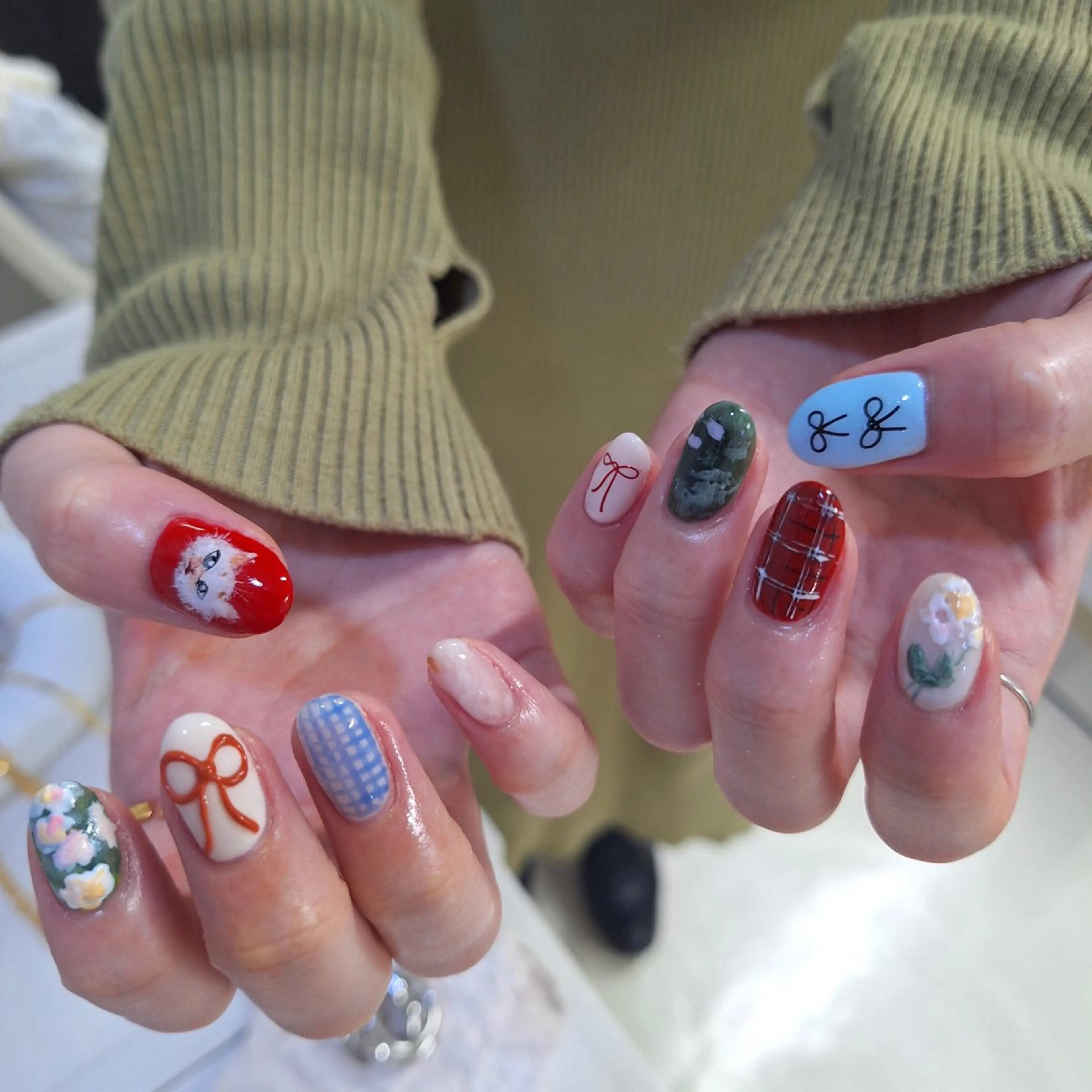 ネイル アートネイル べっ甲ネイル ジェルネイル グリーン キラキラネイル nailstudio eviz新宿店のネイルデザイン
