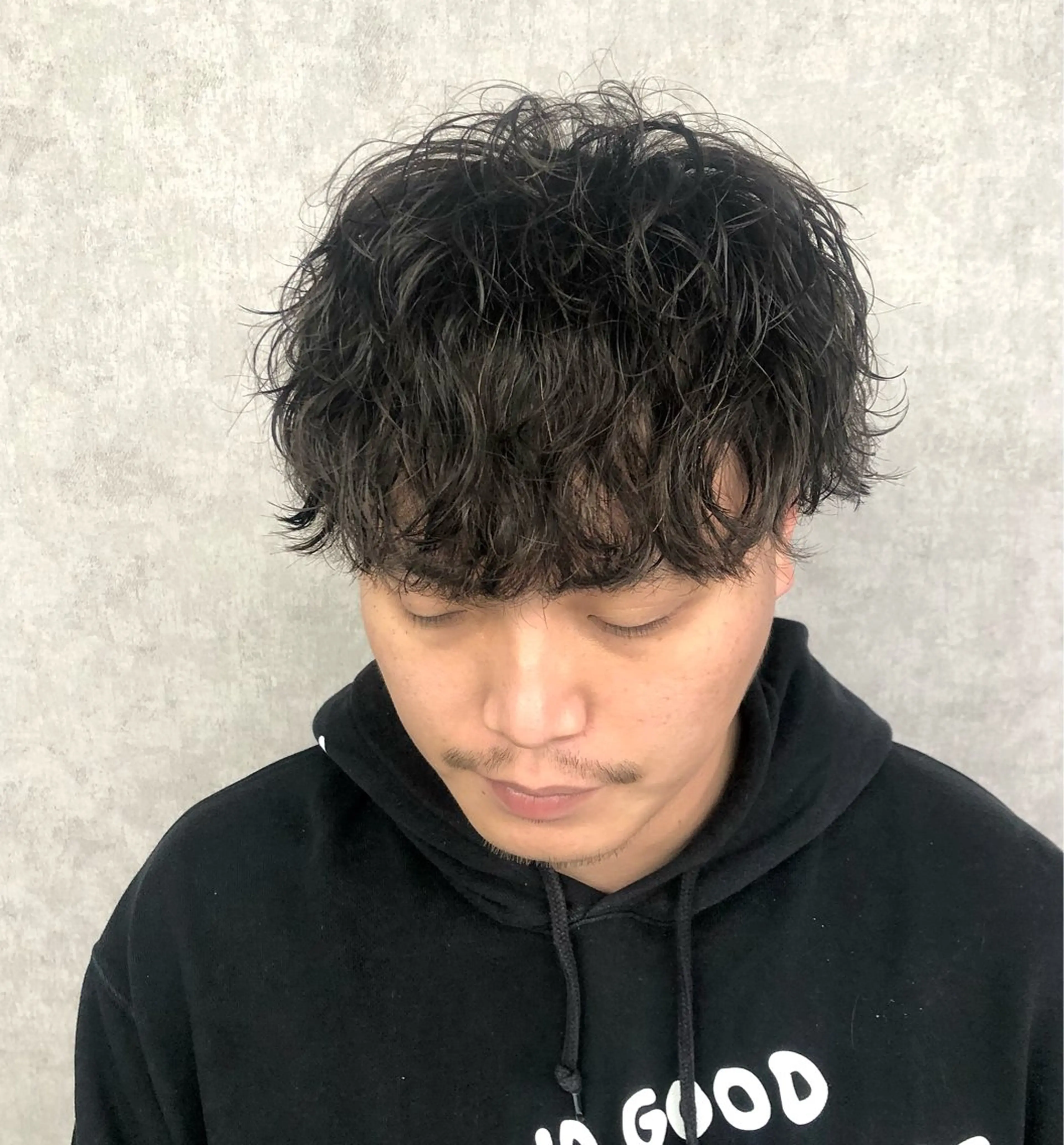パーマ メンズ 波巻きパーマ カット パーマ トリートメント ショート、韓国メンズ ヘアのかつらぎのヘアスタイル