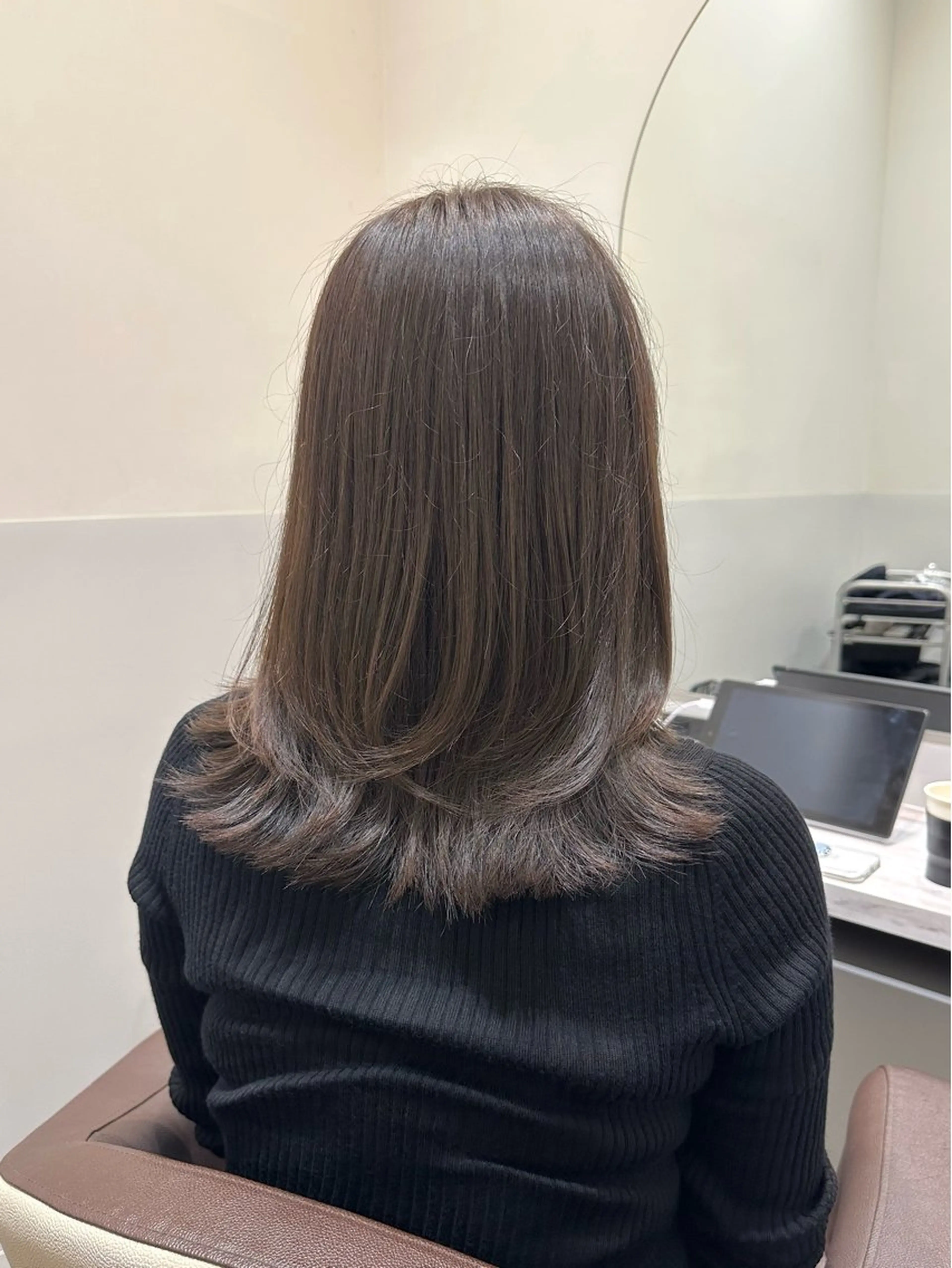 ミディアム カラー ブリーチ グレージュ ブリーチなしカラー くびれヘア 矢野 晃平のヘアスタイル