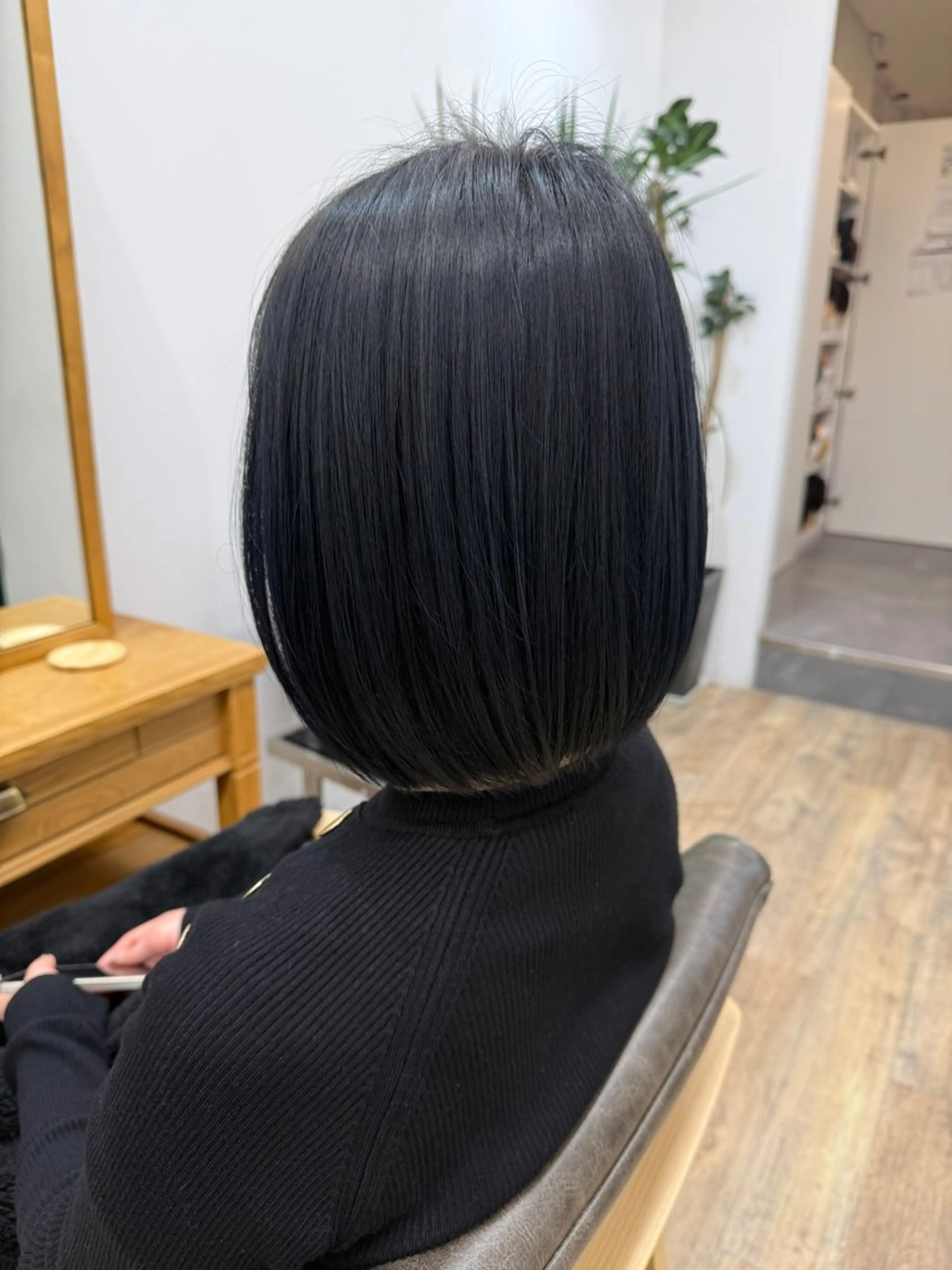 ショート カラー 黒髪 ブルーカラー ブルーブラック 艶カラー🎀Cara アシスタントwakoのヘアスタイル