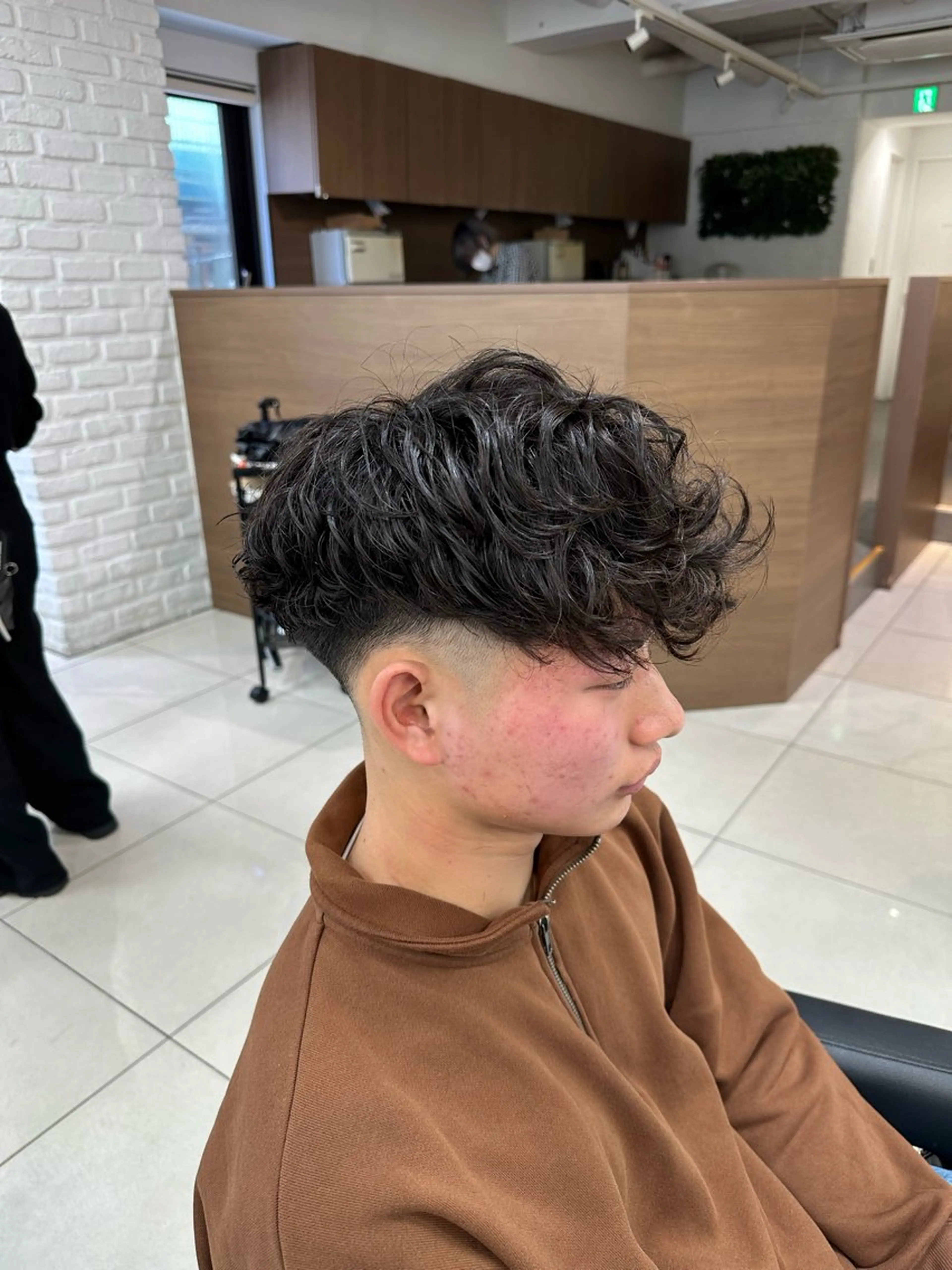 ショート パーマ メンズ スペインカール くせ毛 カット パーマ トリートメント フェザーパーマ職人 🪶ryosukeのヘアスタイル